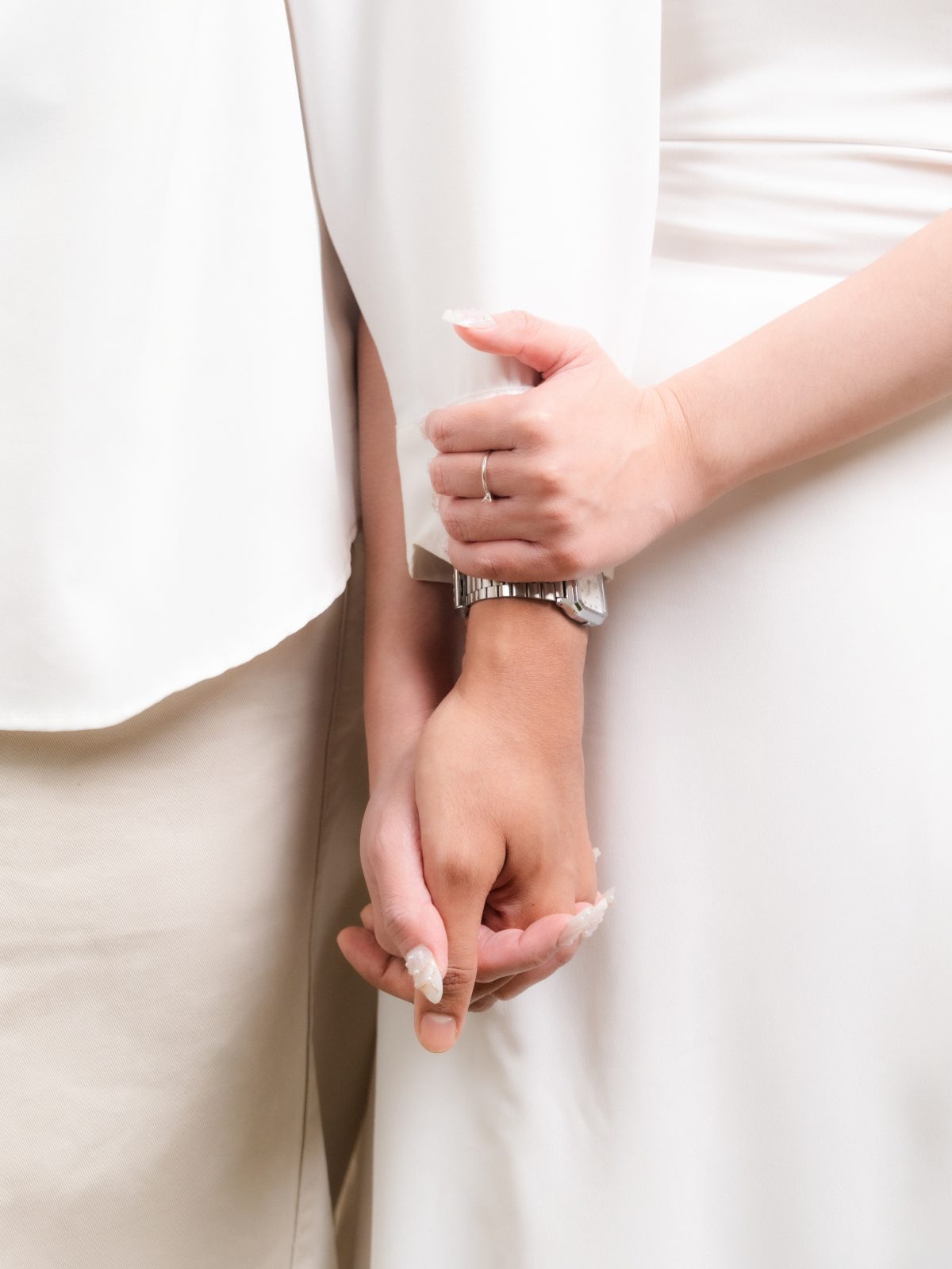 Detail attire — kemeja dan gaun putih