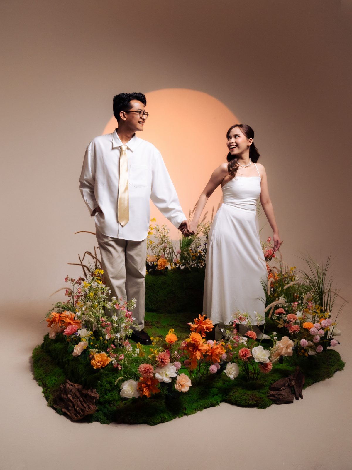 Momen prewedding di Surabaya — sesi Spring Blossom di taman bunga dalam studio Chapter 24, foto 70 dari 80