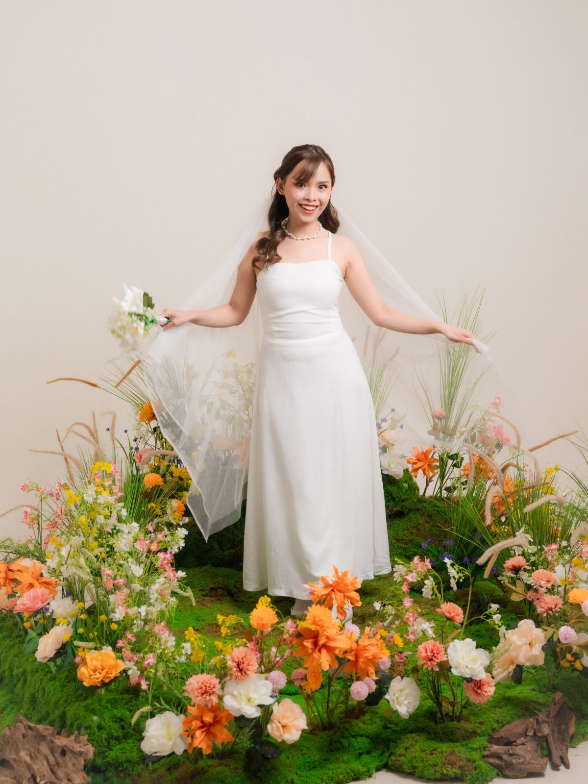 Sesi foto prewedding di Surabaya dengan konsep Spring Blossom — taman bunga musim semi di Chapter 24 Studio, foto 66 dari 80