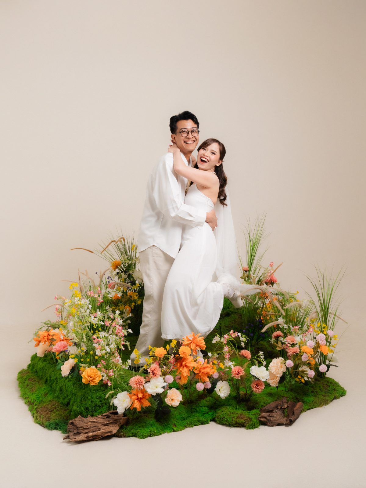 Foto pasangan prewedding di Surabaya, konsep Spring Blossom dengan cahaya sore hangat di studio — foto 15 dari 80