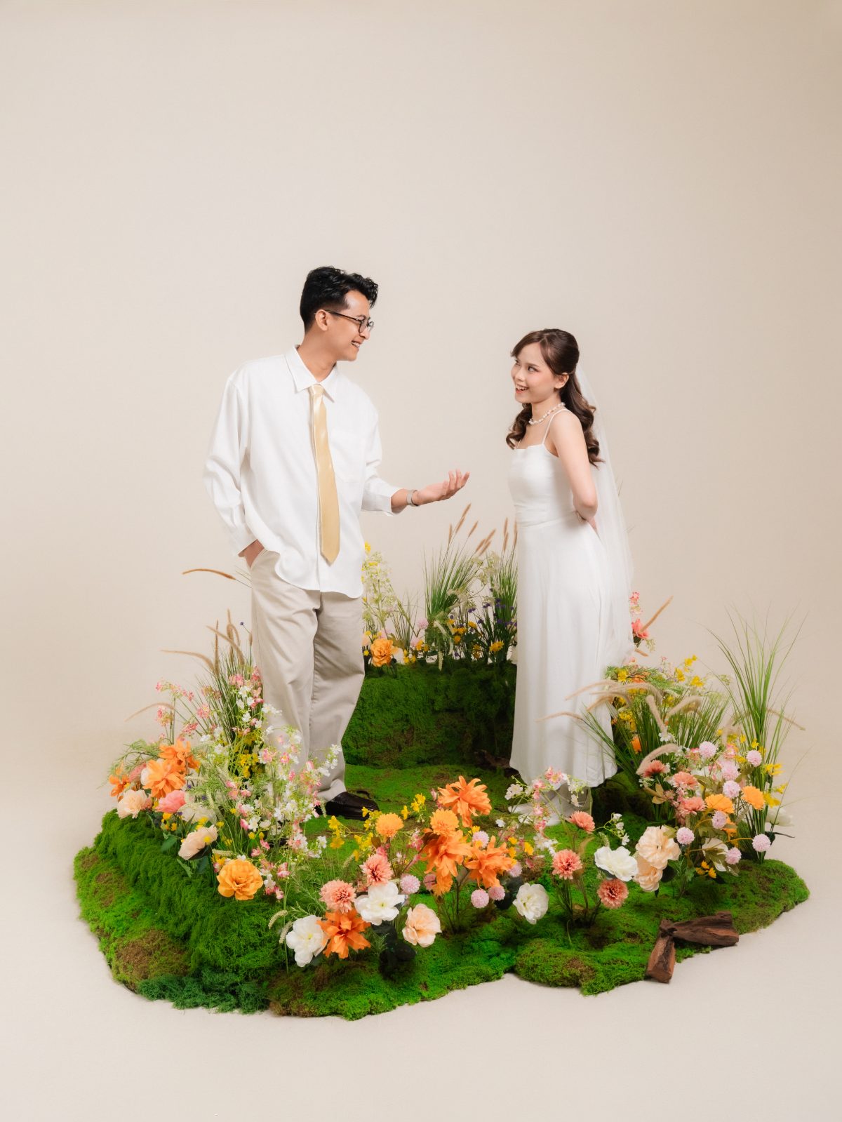 Momen prewedding di Surabaya — sesi Spring Blossom di taman bunga dalam studio Chapter 24, foto 6 dari 80