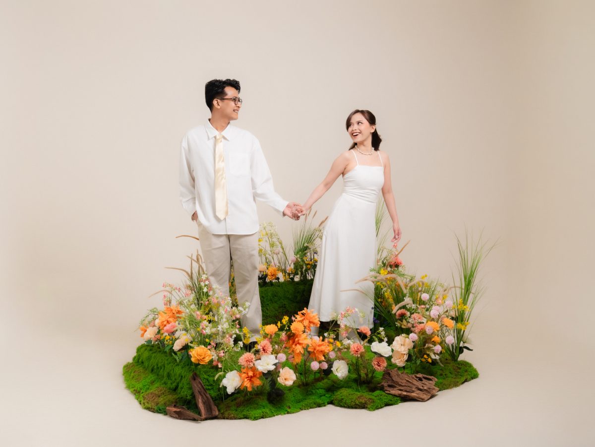 Sepasang calon pengantin di set taman bunga Spring Blossom