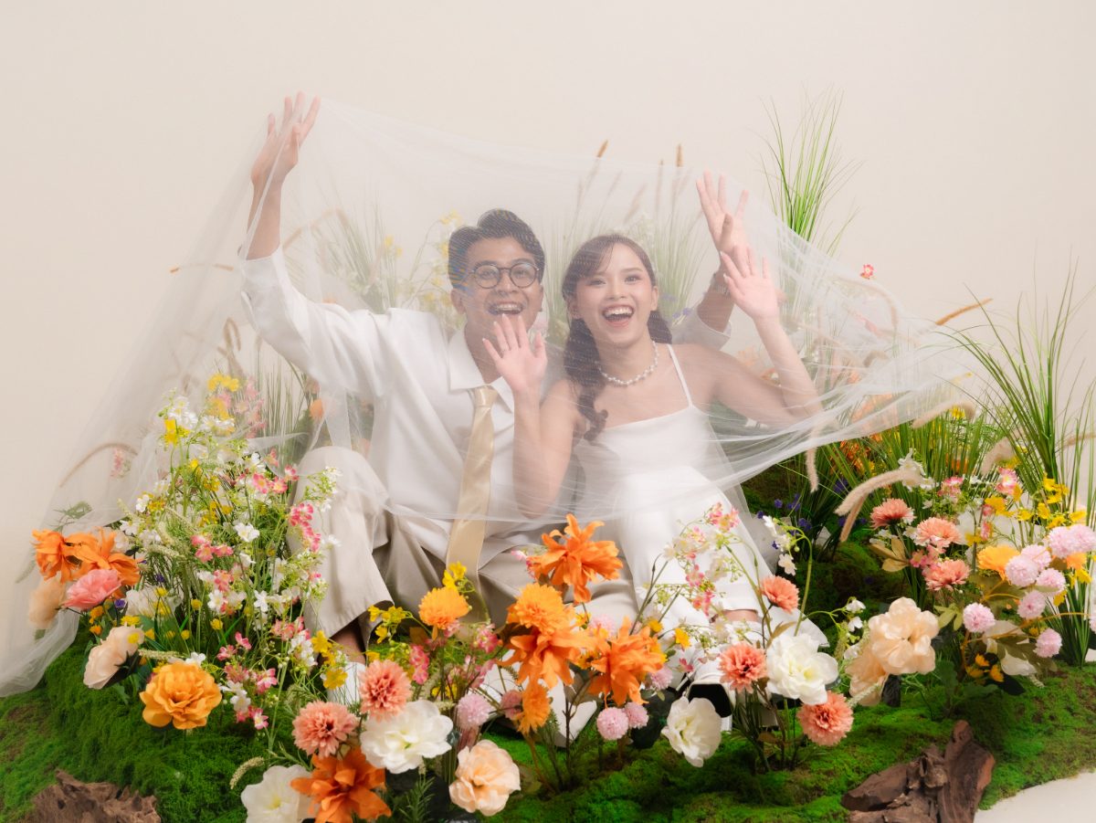 Sesi foto prewedding di Surabaya dengan konsep Spring Blossom — taman bunga musim semi di Chapter 24 Studio, foto 58 dari 80