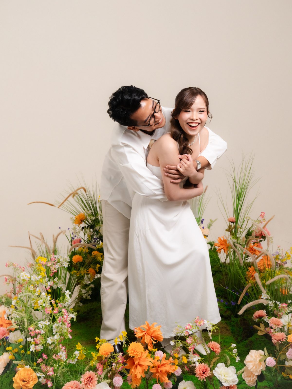 Sesi foto prewedding di Surabaya dengan konsep Spring Blossom — taman bunga musim semi di Chapter 24 Studio, foto 26 dari 80