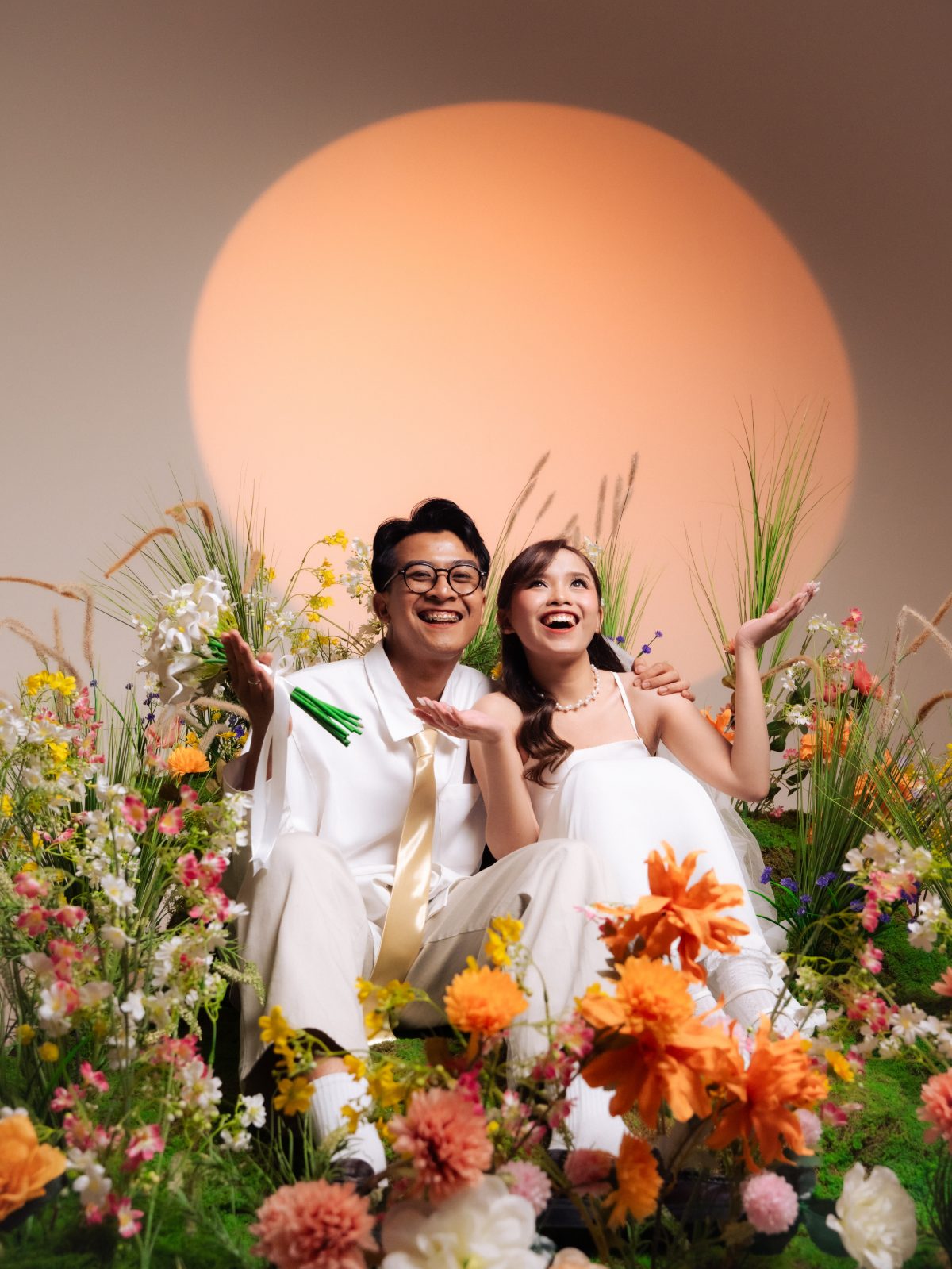 Sesi foto prewedding di Surabaya dengan konsep Spring Blossom — taman bunga musim semi di Chapter 24 Studio, foto 74 dari 80