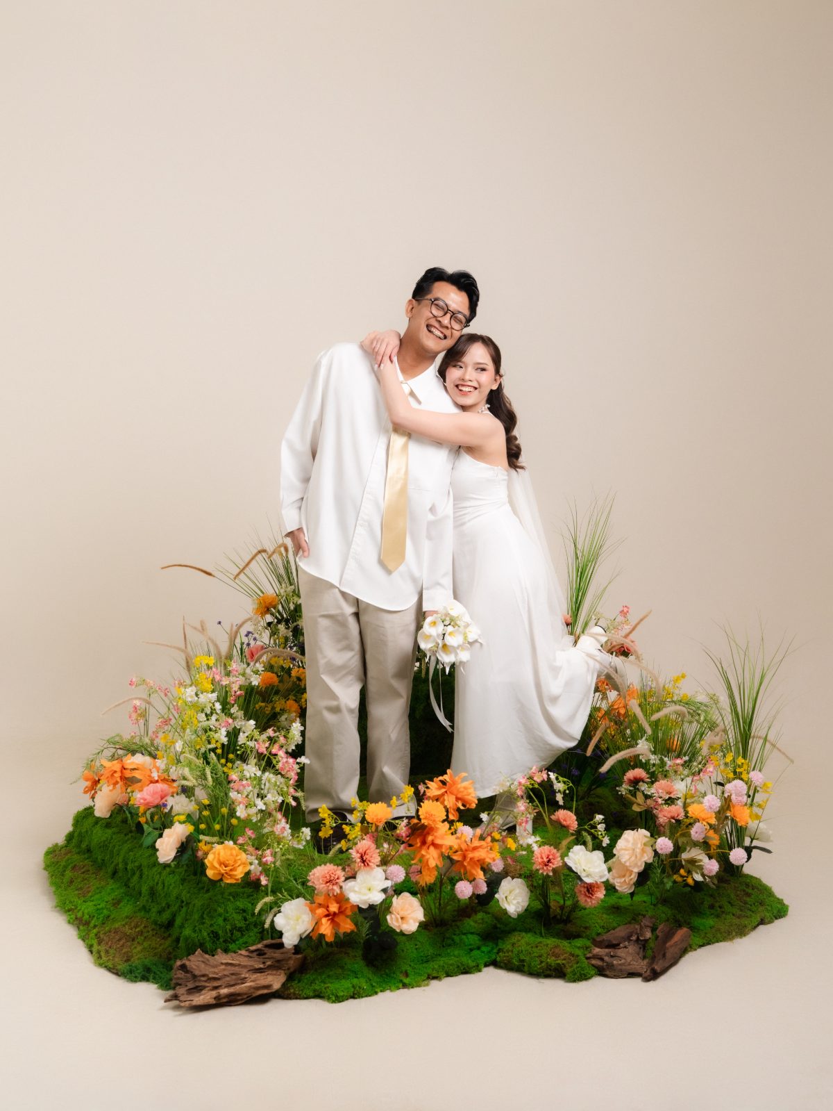 Pasangan pada sesi foto prewedding di Surabaya — set taman bunga Spring Blossom dalam studio, cahaya sore, foto 19 dari 80