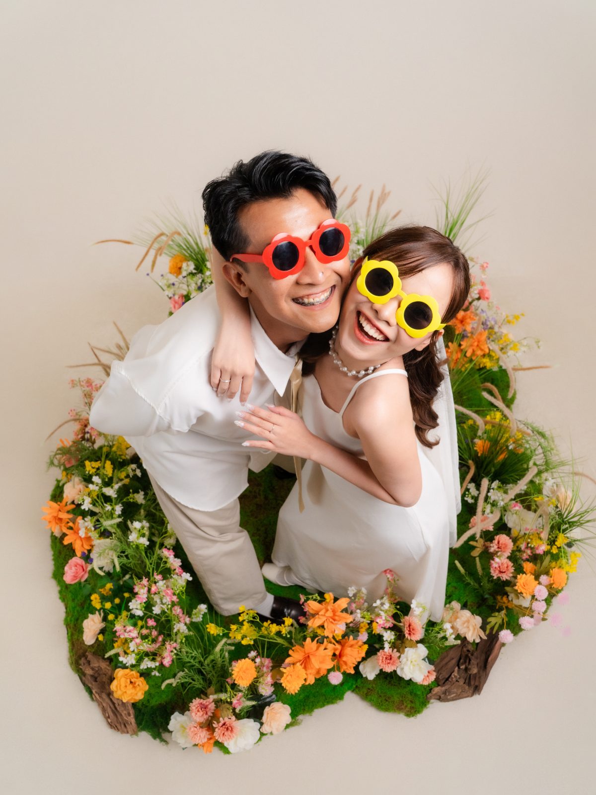 Pasangan pada sesi foto prewedding di Surabaya — set taman bunga Spring Blossom dalam studio, cahaya sore, foto 43 dari 80