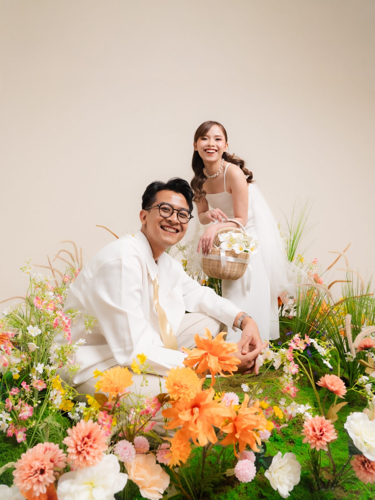 Foto prewedding studio di Surabaya — konsep taman bunga Spring Blossom, Chapter 24 Studio, foto 76 dari 80