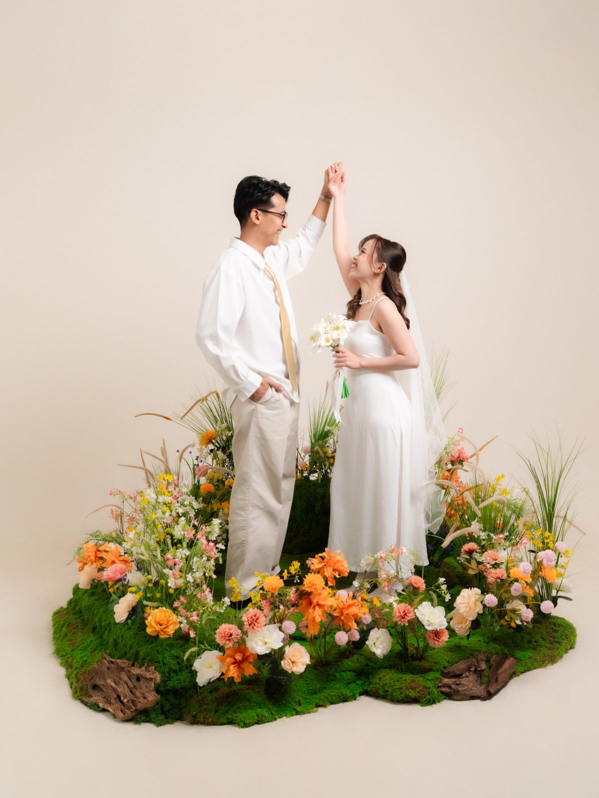Foto prewedding studio di Surabaya — konsep taman bunga Spring Blossom, Chapter 24 Studio, foto 36 dari 80