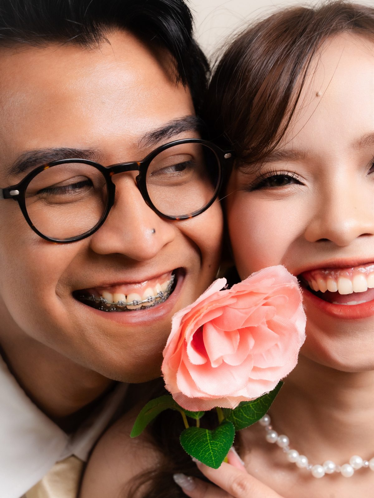 Pasangan pada sesi foto prewedding di Surabaya — set taman bunga Spring Blossom dalam studio, cahaya sore, foto 35 dari 80
