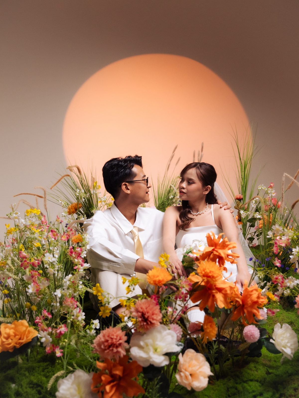 Pasangan pada sesi foto prewedding di Surabaya — set taman bunga Spring Blossom dalam studio, cahaya sore, foto 75 dari 80