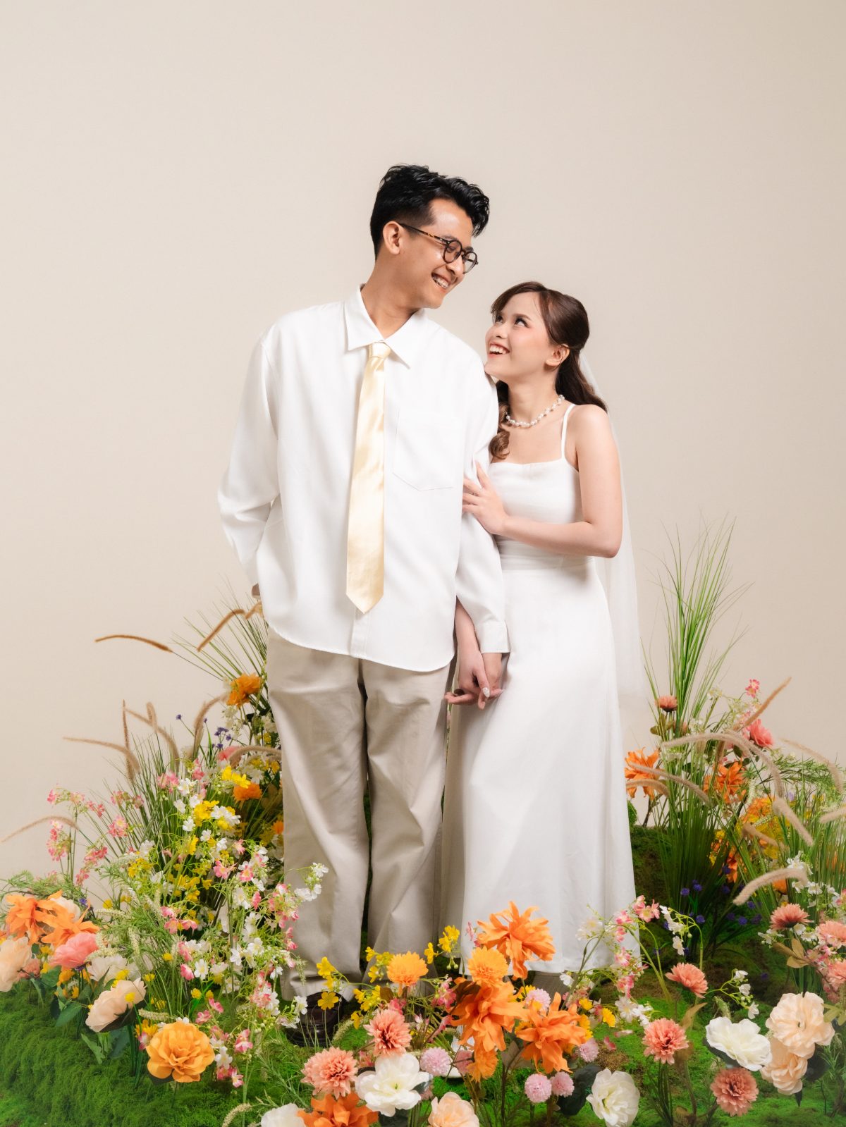 Momen prewedding di Surabaya — sesi Spring Blossom di taman bunga dalam studio Chapter 24, foto 14 dari 80