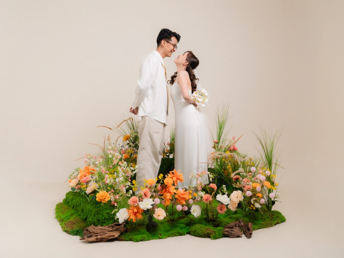 Galeri foto prewedding di Surabaya — Spring Blossom, set taman bunga Chapter 24 Studio, foto 8 dari 80