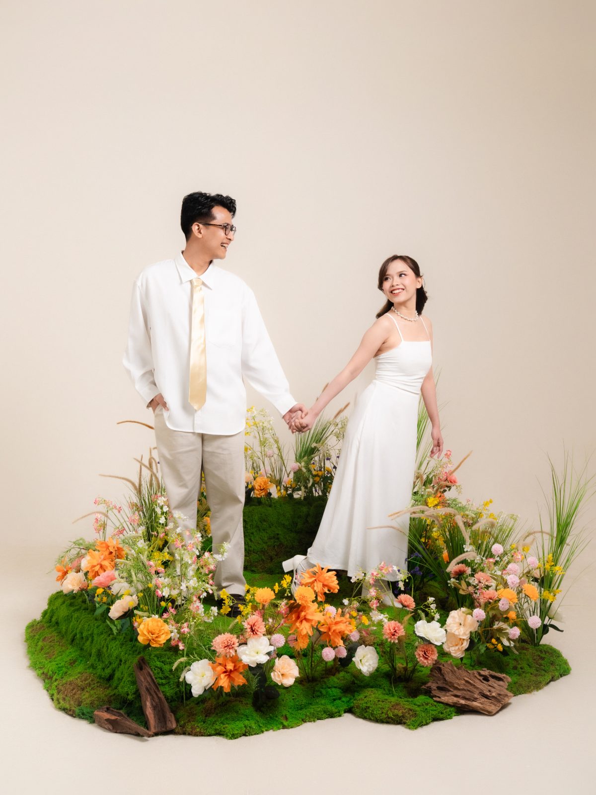 Foto prewedding studio di Surabaya — konsep taman bunga Spring Blossom, Chapter 24 Studio, foto 4 dari 80