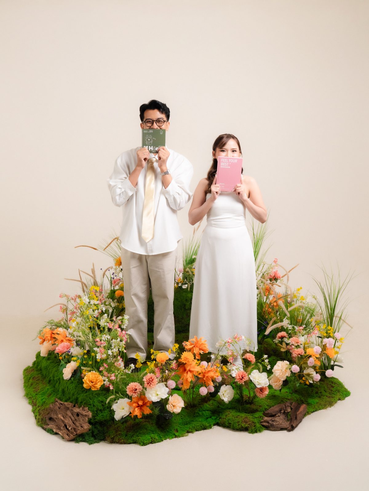 Foto pasangan prewedding di Surabaya, konsep Spring Blossom dengan cahaya sore hangat di studio — foto 31 dari 80