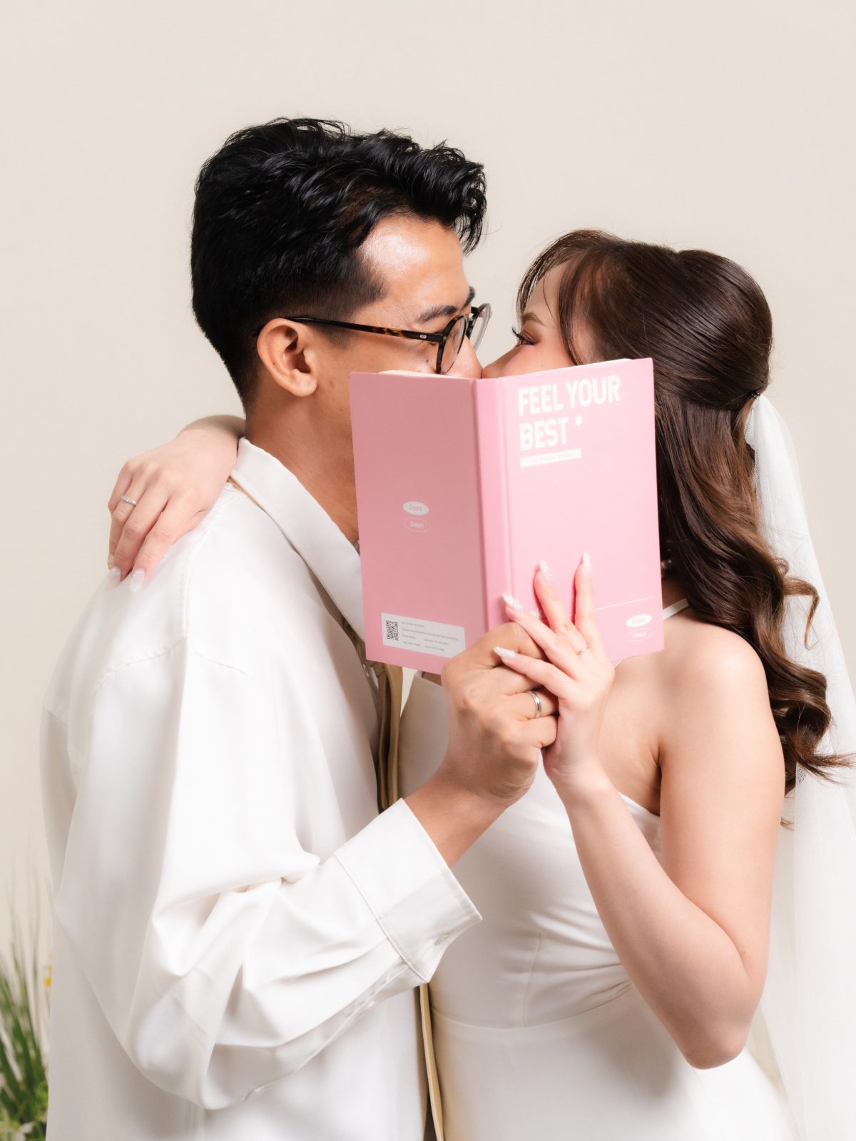 Foto prewedding di Surabaya — konsep Spring Blossom, pasangan di taman bunga dalam studio Chapter 24 (foto 33 dari 80)