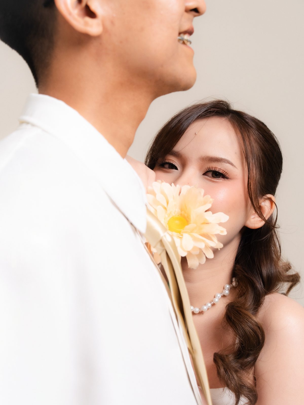 Foto prewedding studio di Surabaya — konsep taman bunga Spring Blossom, Chapter 24 Studio, foto 28 dari 80