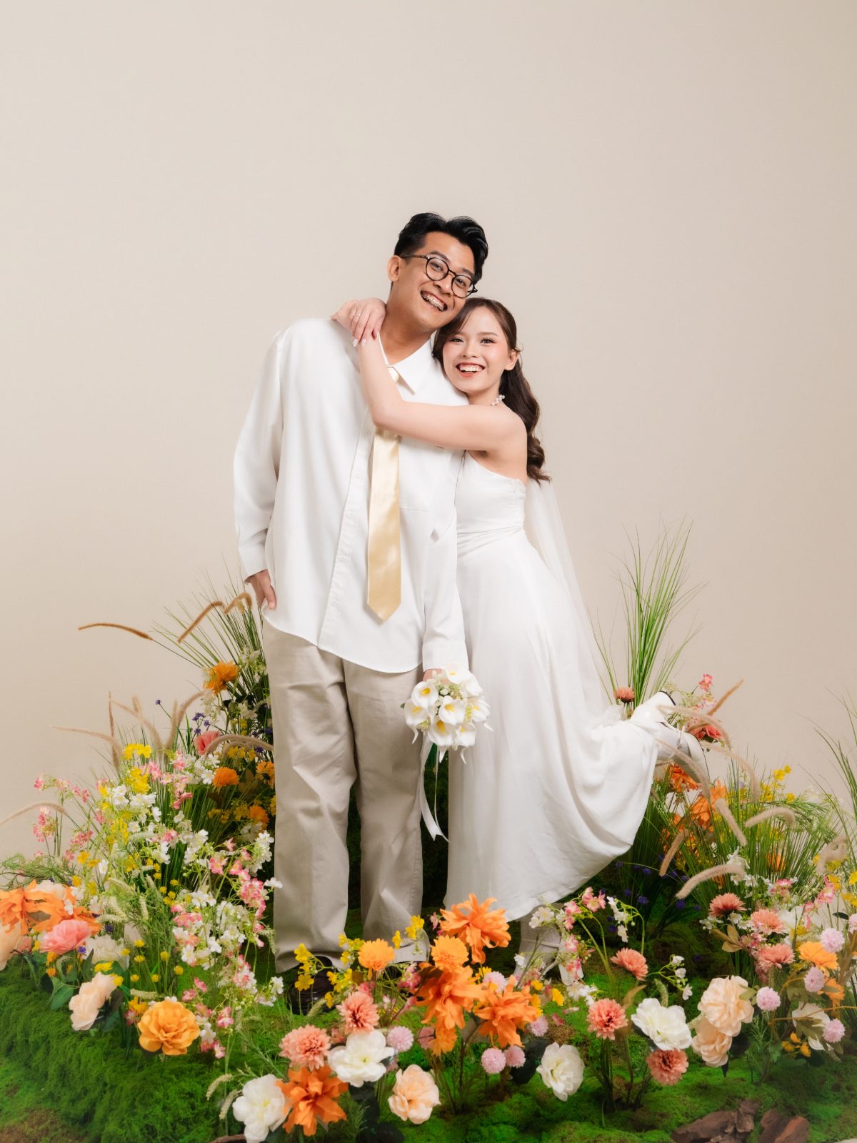 Foto prewedding studio di Surabaya — konsep taman bunga Spring Blossom, Chapter 24 Studio, foto 20 dari 80