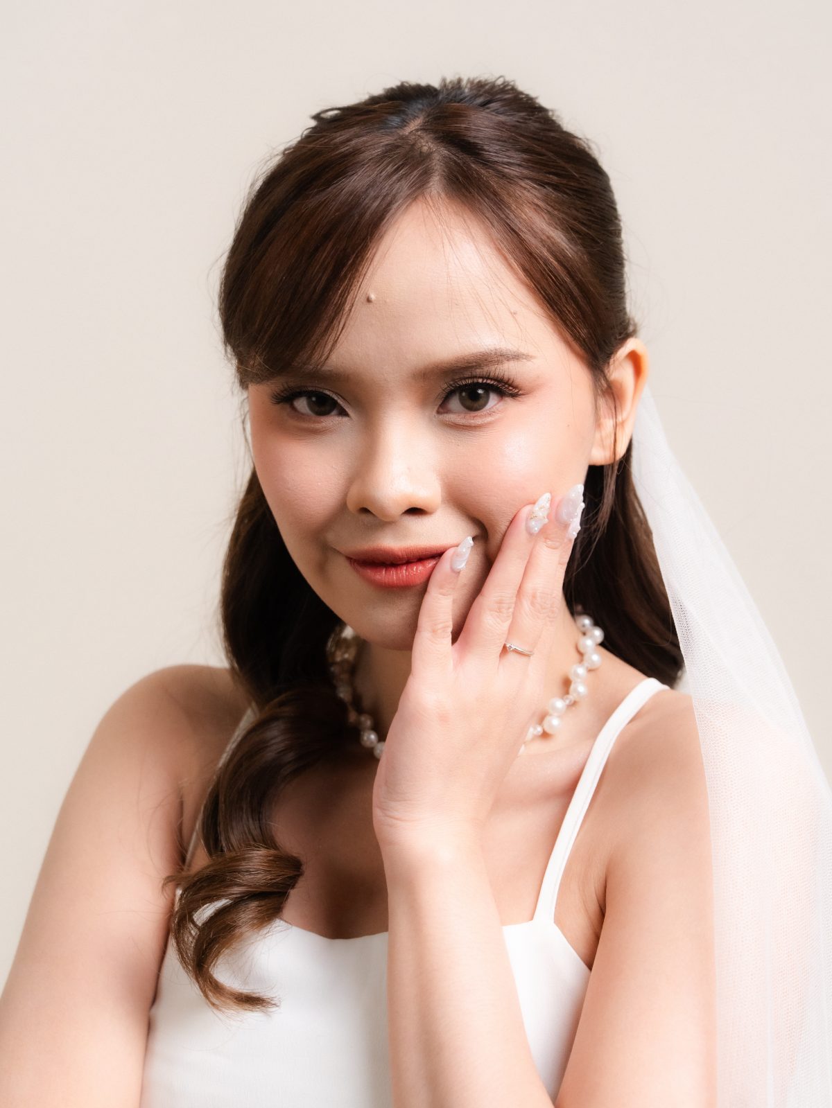 Foto prewedding studio di Surabaya — konsep taman bunga Spring Blossom, Chapter 24 Studio, foto 52 dari 80