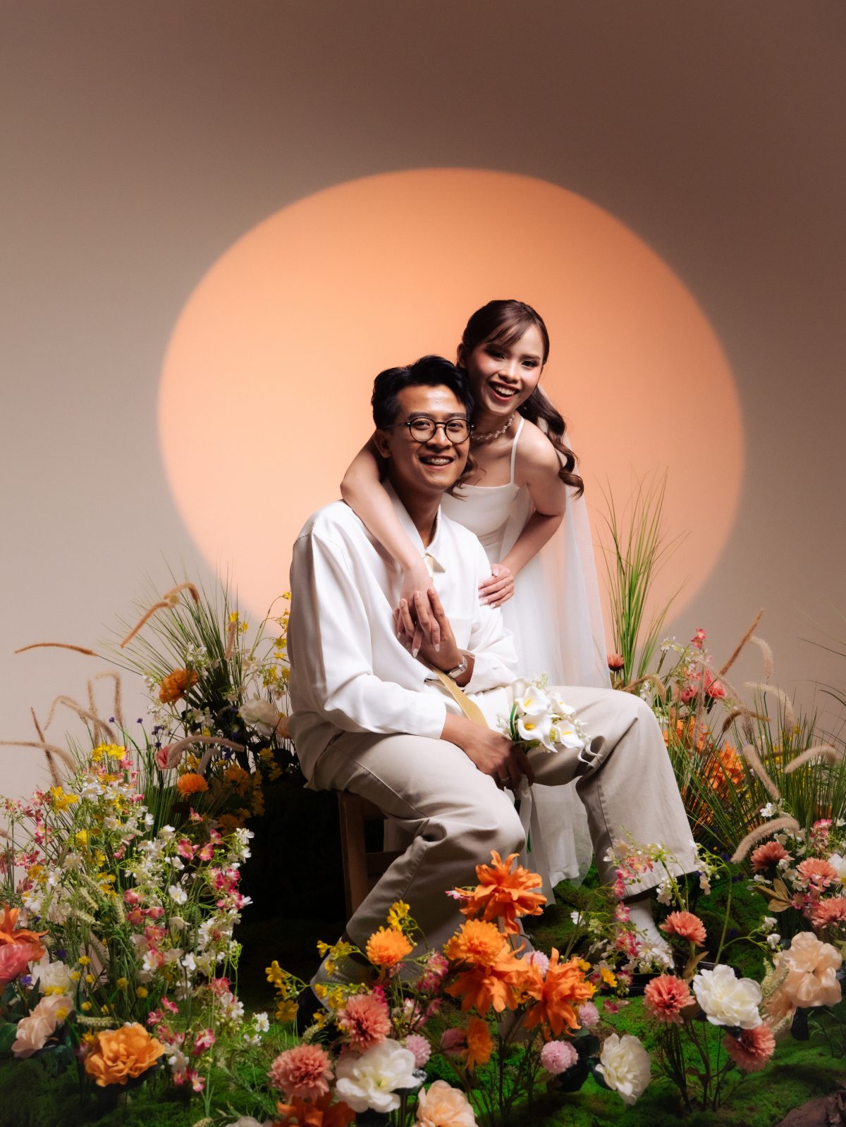 Foto prewedding di Surabaya — konsep Spring Blossom, pasangan di taman bunga dalam studio Chapter 24 (foto 73 dari 80)