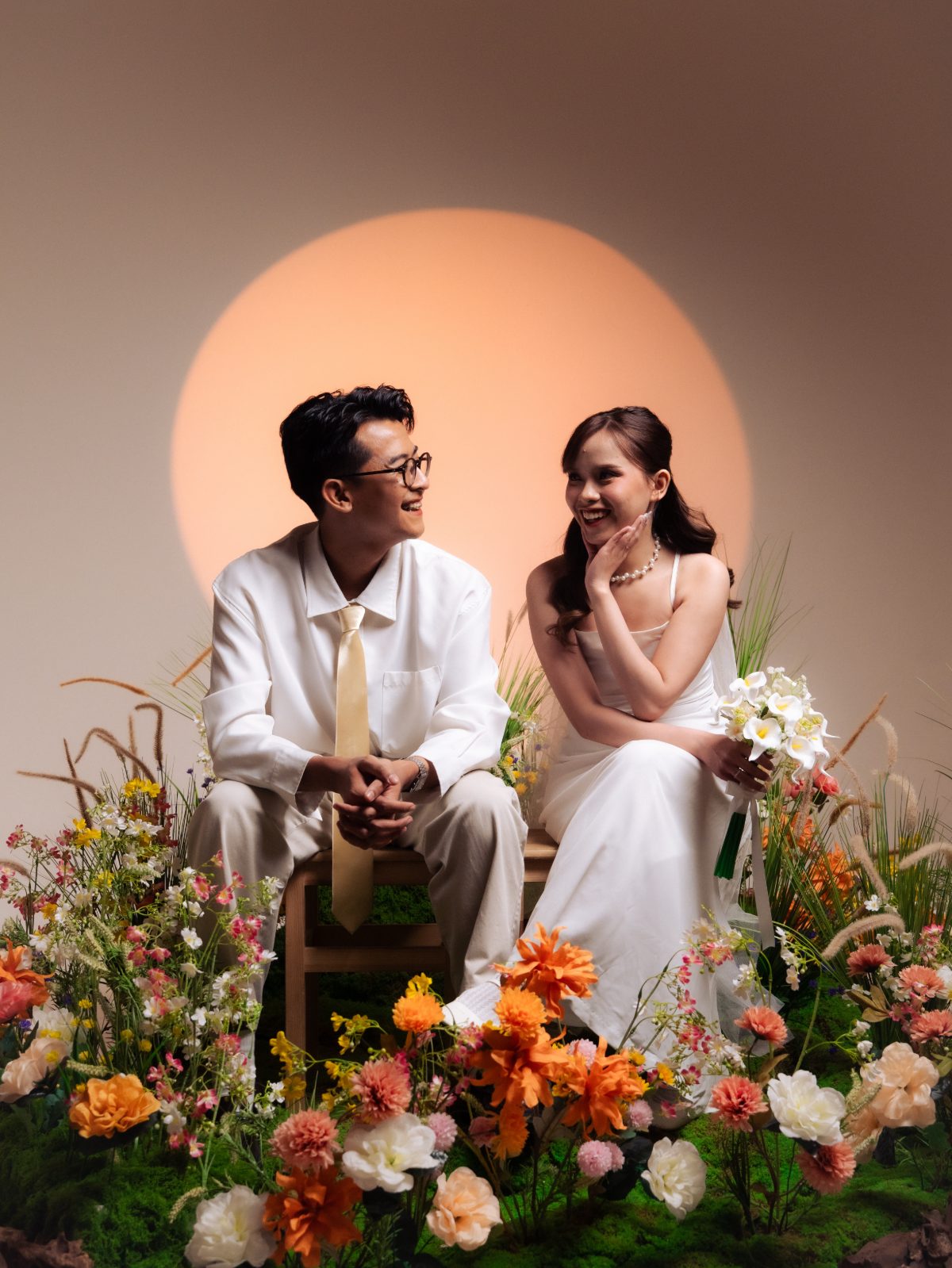 Foto pasangan prewedding di Surabaya, konsep Spring Blossom dengan cahaya sore hangat di studio — foto 71 dari 80