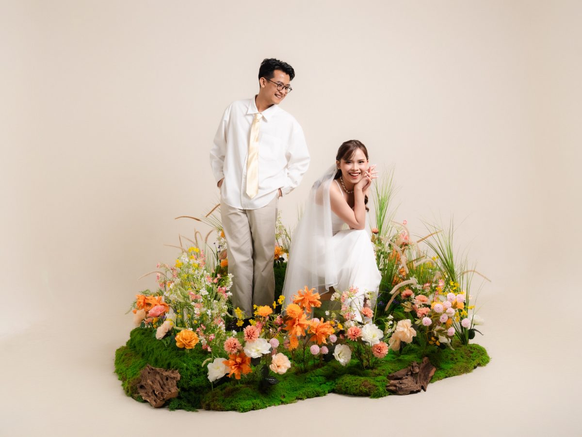 Pasangan pada sesi foto prewedding di Surabaya — set taman bunga Spring Blossom dalam studio, cahaya sore, foto 51 dari 80