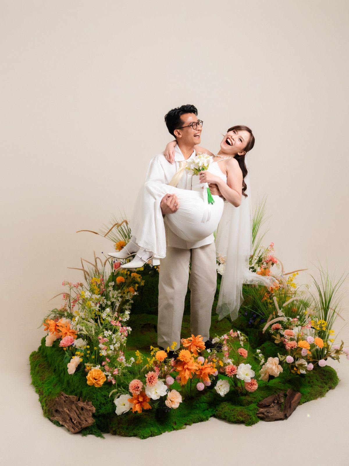 Galeri foto prewedding di Surabaya — Spring Blossom, set taman bunga Chapter 24 Studio, foto 40 dari 80