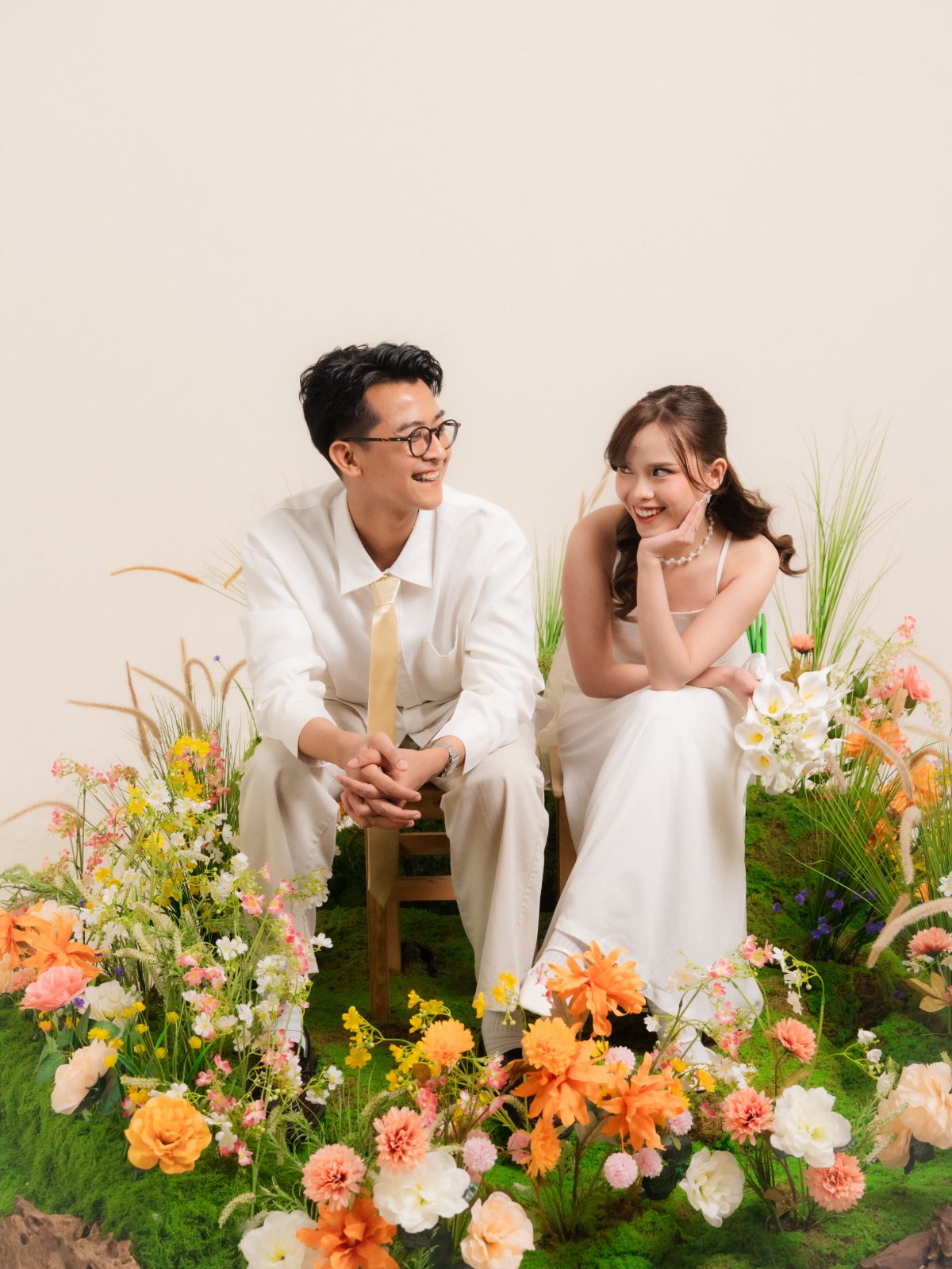 Momen prewedding di Surabaya — sesi Spring Blossom di taman bunga dalam studio Chapter 24, foto 46 dari 80