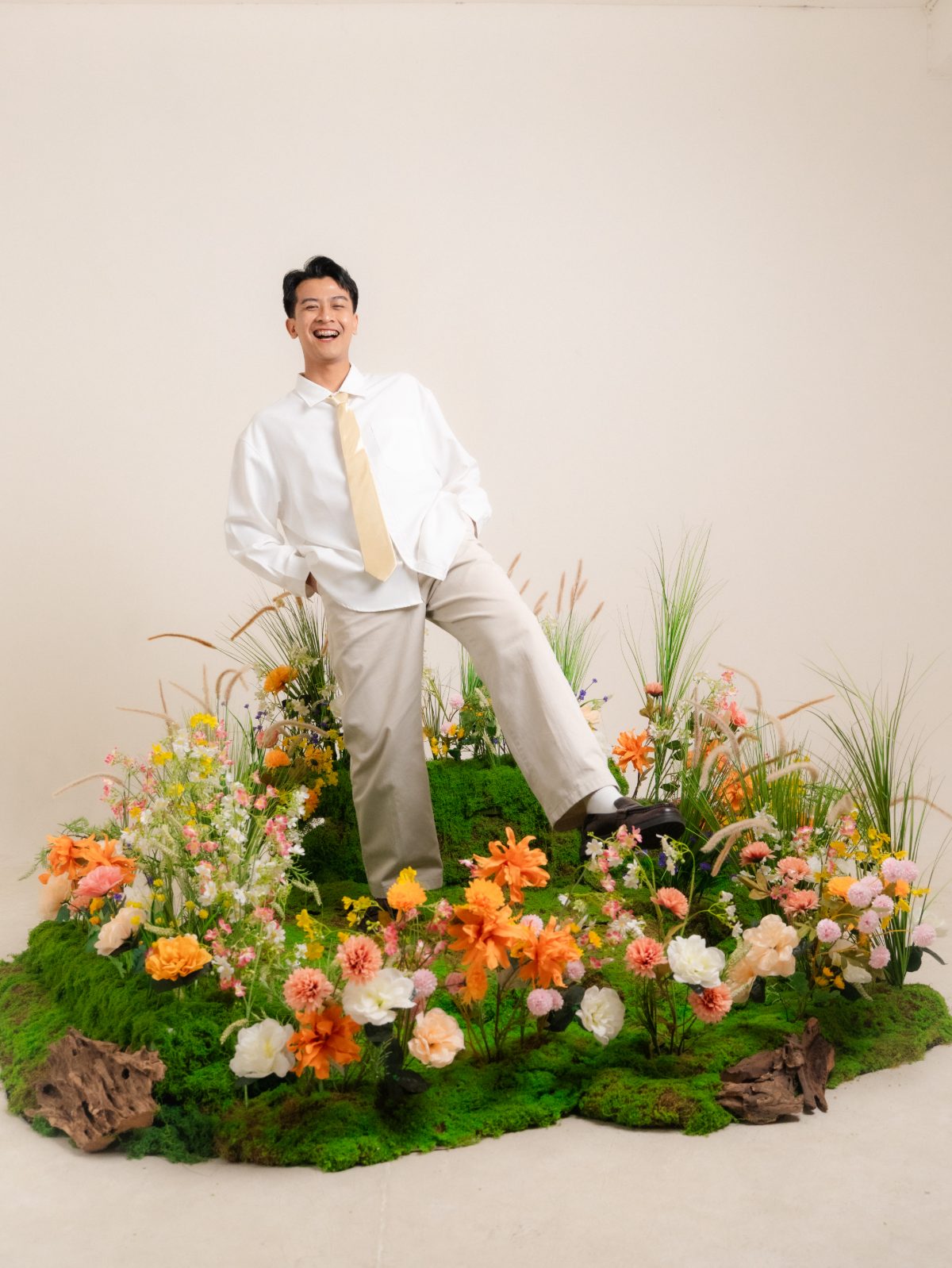 Foto prewedding studio di Surabaya — konsep taman bunga Spring Blossom, Chapter 24 Studio, foto 60 dari 80