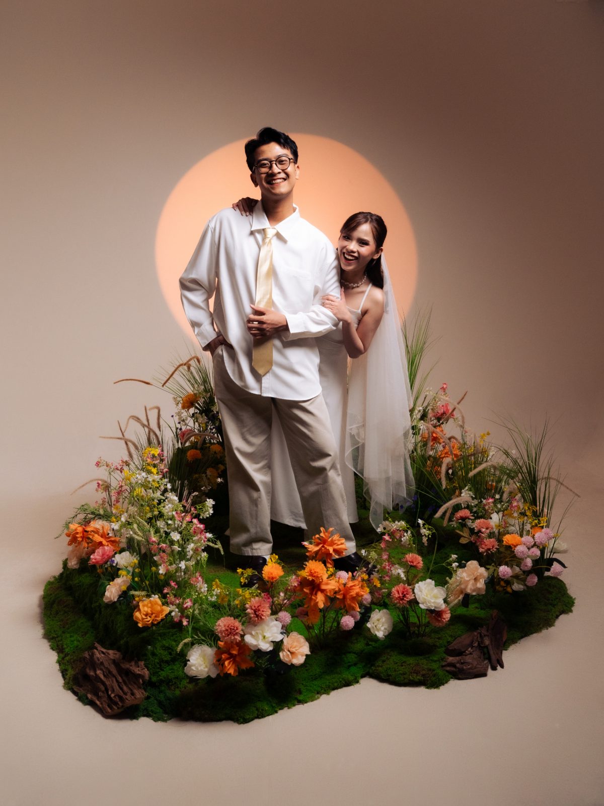 Pasangan pada sesi foto prewedding di Surabaya — set taman bunga Spring Blossom dalam studio, cahaya sore, foto 67 dari 80