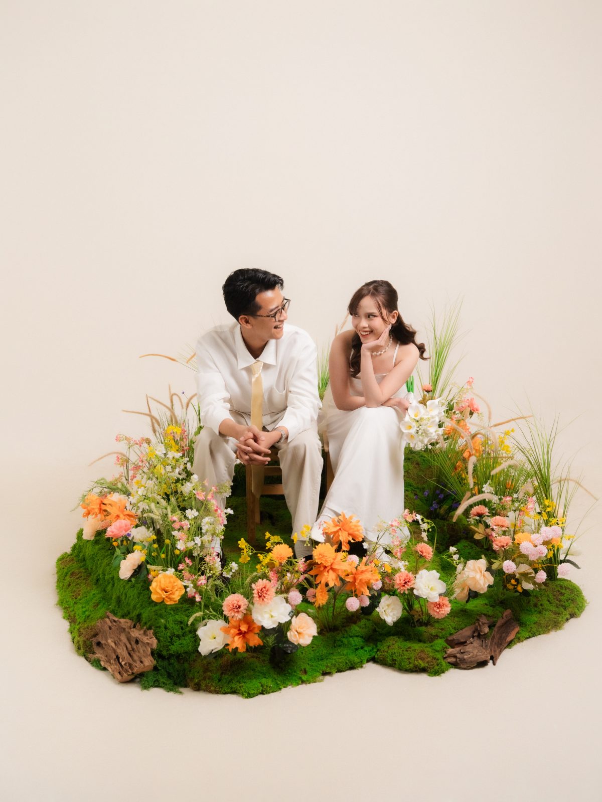 Foto prewedding studio di Surabaya — konsep taman bunga Spring Blossom, Chapter 24 Studio, foto 44 dari 80