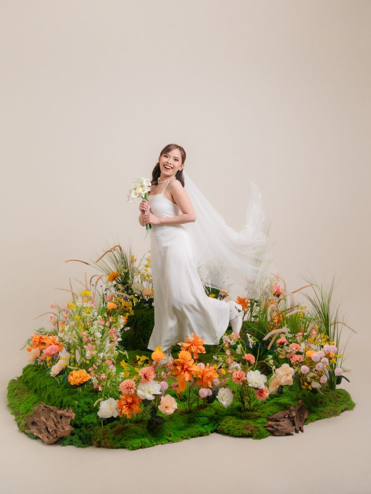 Foto prewedding di Surabaya — konsep Spring Blossom, pasangan di taman bunga dalam studio Chapter 24 (foto 65 dari 80)