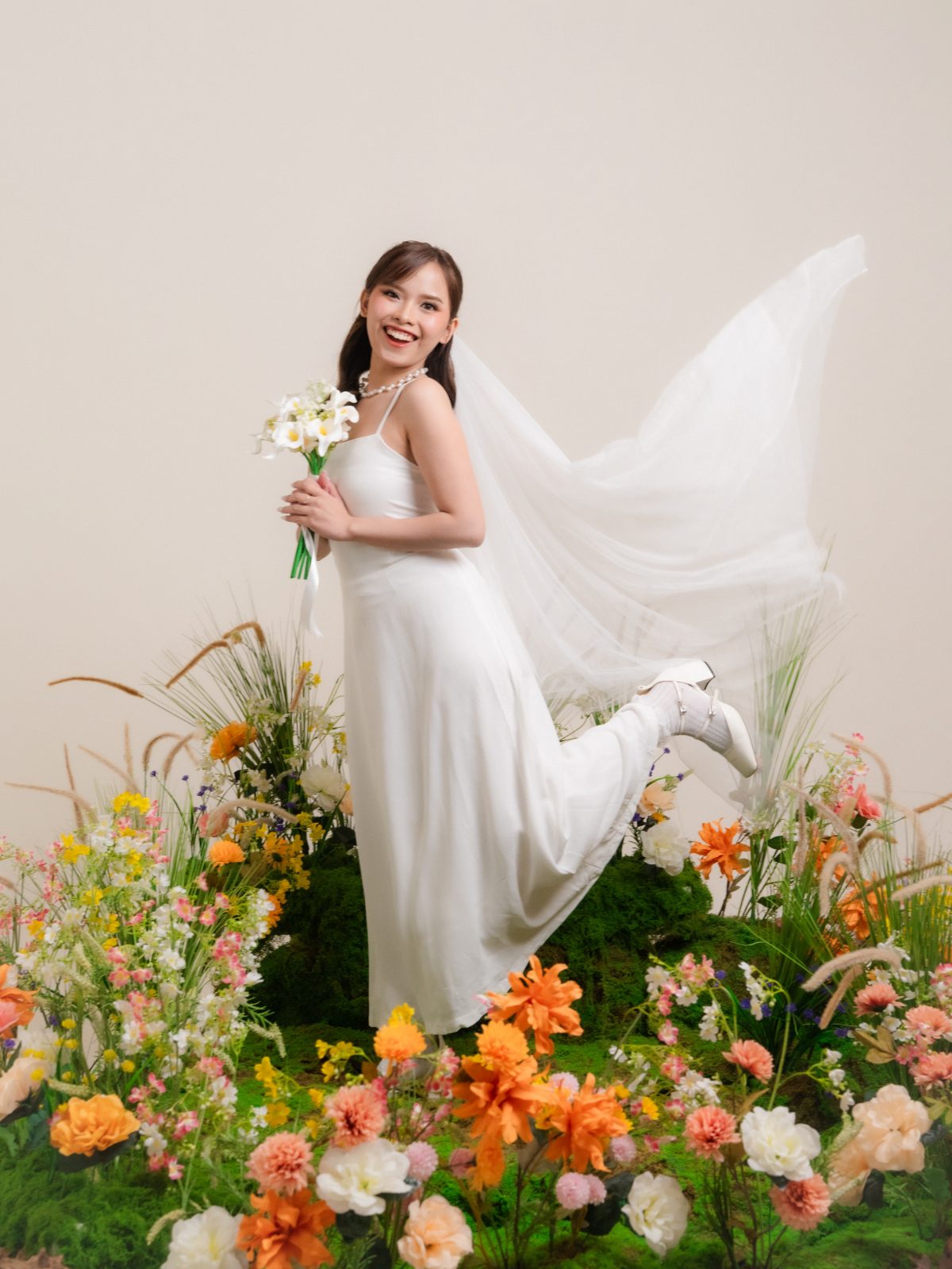 Galeri foto prewedding di Surabaya — Spring Blossom, set taman bunga Chapter 24 Studio, foto 64 dari 80