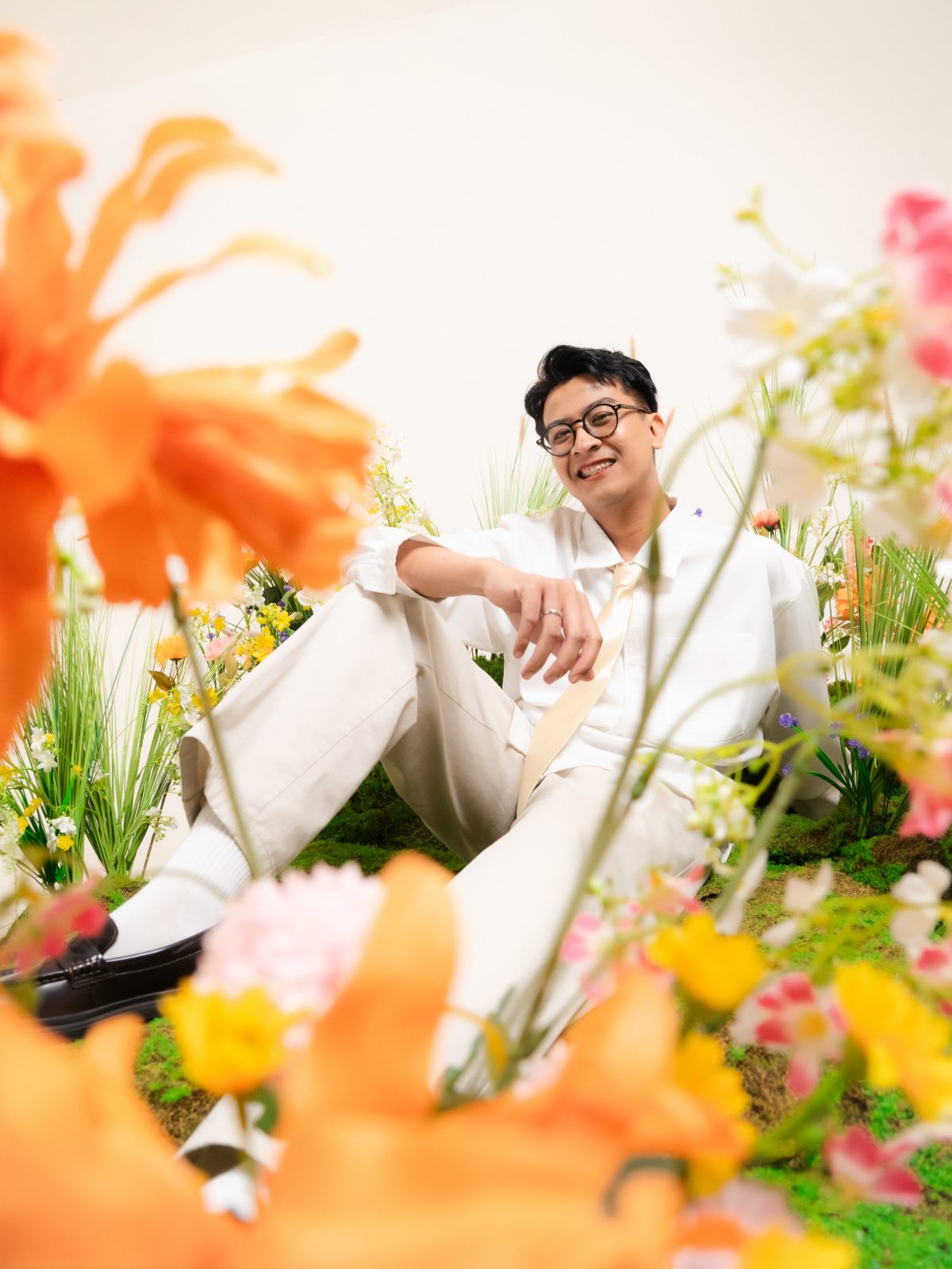 Foto pasangan prewedding di Surabaya, konsep Spring Blossom dengan cahaya sore hangat di studio — foto 63 dari 80