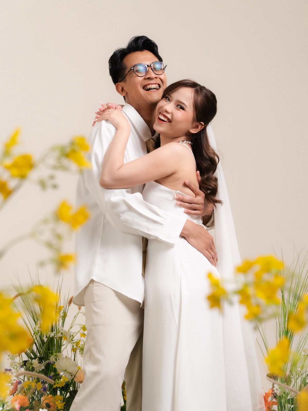 Foto prewedding di Surabaya — konsep Spring Blossom, pasangan di taman bunga dalam studio Chapter 24 (foto 17 dari 80)