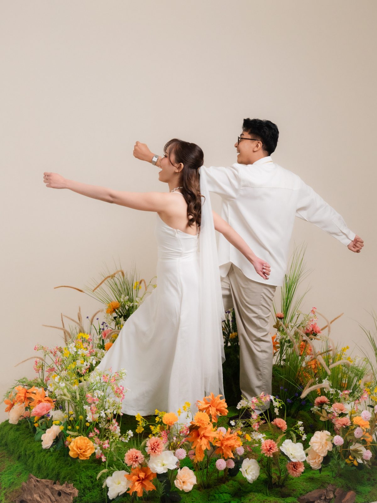 Foto prewedding di Surabaya — konsep Spring Blossom, pasangan di taman bunga dalam studio Chapter 24 (foto 25 dari 80)