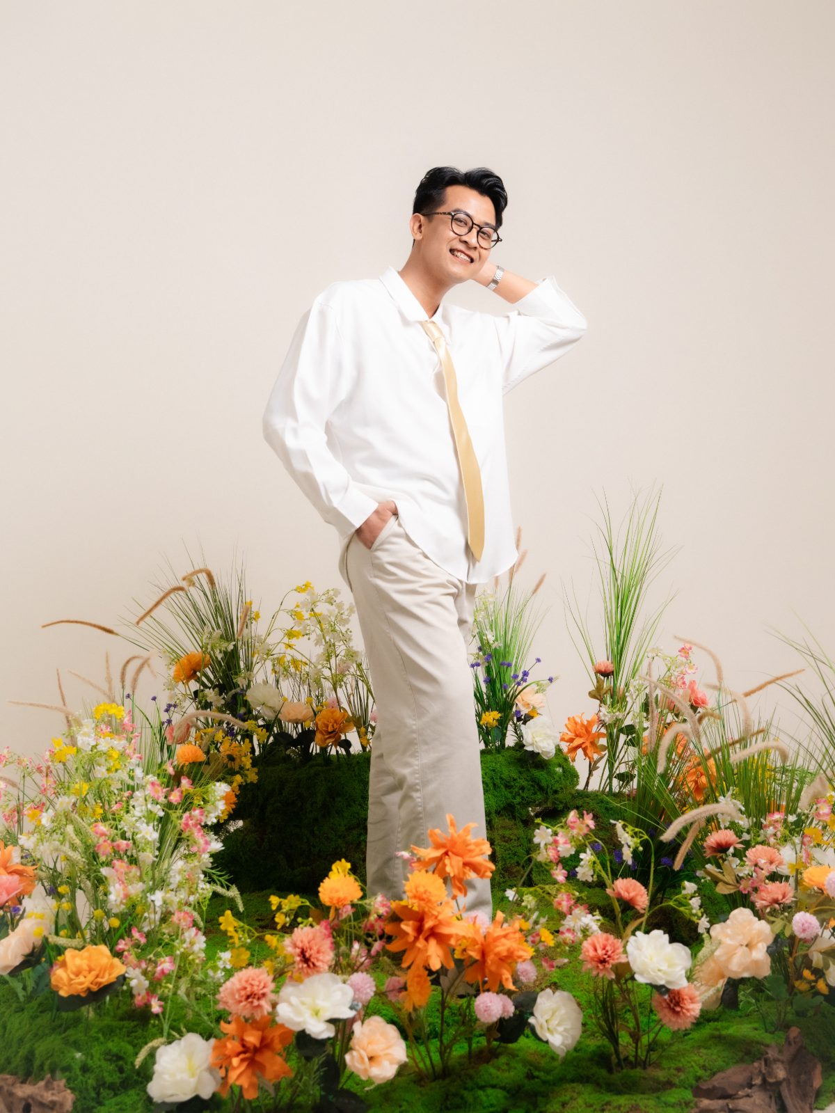 Momen prewedding di Surabaya — sesi Spring Blossom di taman bunga dalam studio Chapter 24, foto 62 dari 80