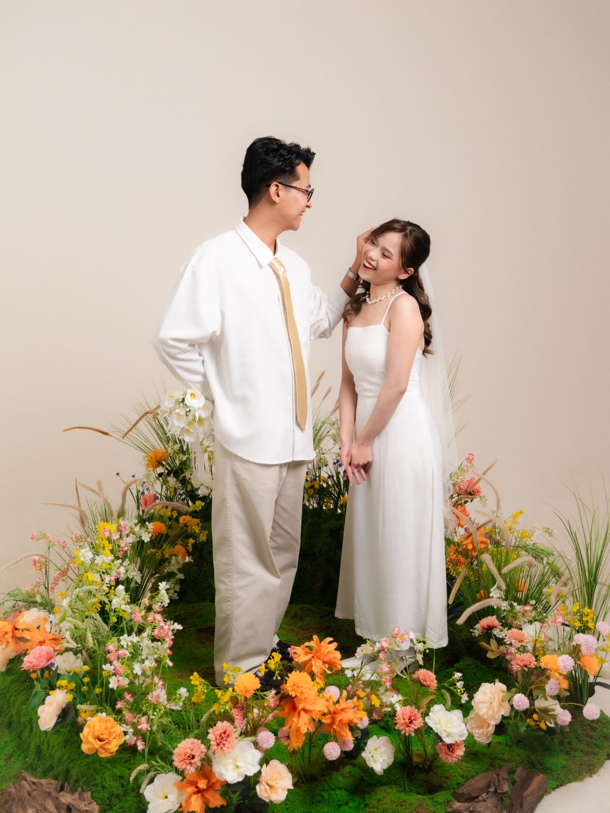 Foto pasangan prewedding di Surabaya, konsep Spring Blossom dengan cahaya sore hangat di studio — foto 23 dari 80
