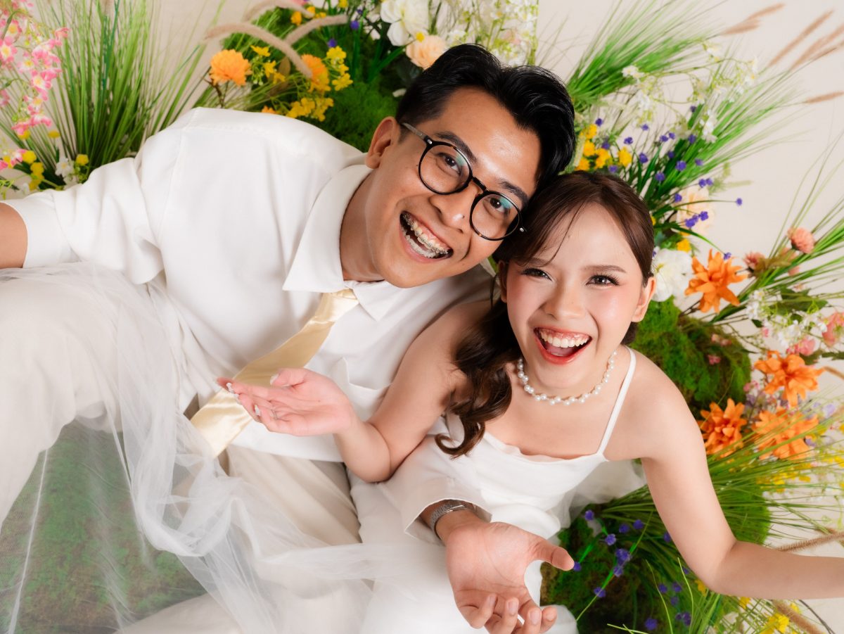 Foto prewedding di Surabaya — konsep Spring Blossom, pasangan di taman bunga dalam studio Chapter 24 (foto 57 dari 80)