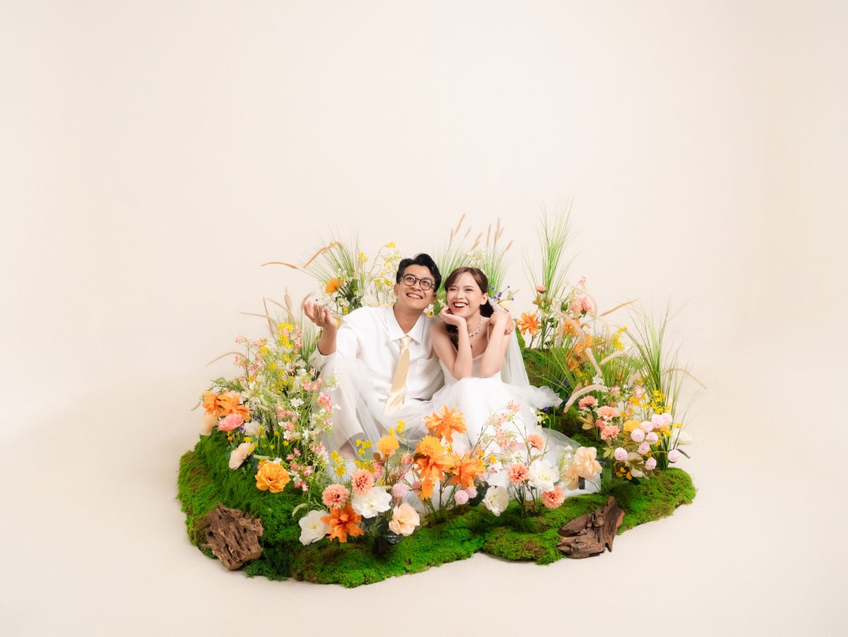 Galeri foto prewedding di Surabaya — Spring Blossom, set taman bunga Chapter 24 Studio, foto 56 dari 80