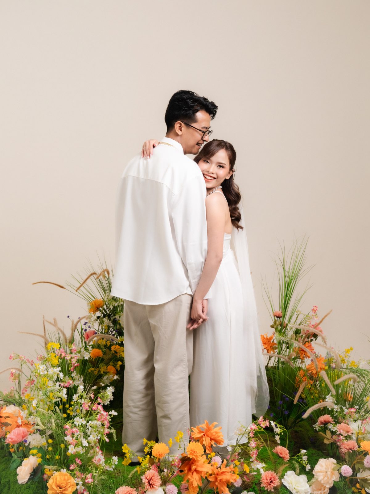 Sesi foto prewedding di Surabaya dengan konsep Spring Blossom — taman bunga musim semi di Chapter 24 Studio, foto 18 dari 80