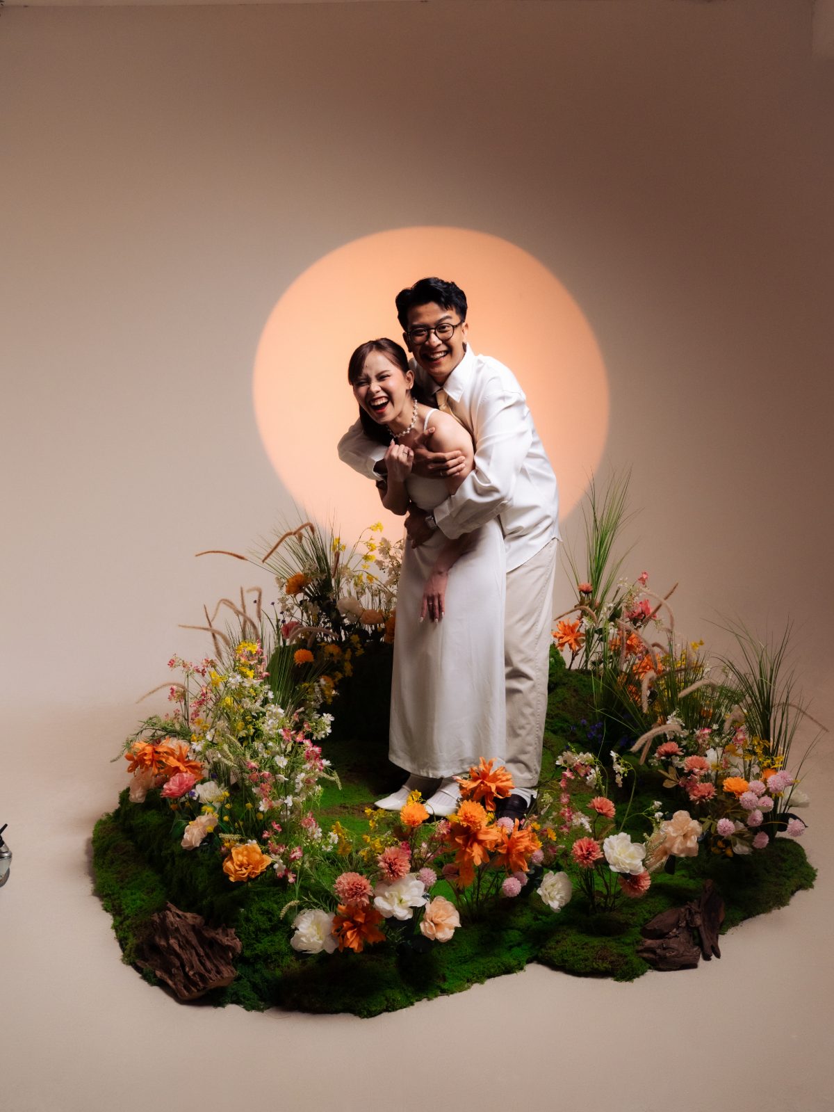 Foto prewedding di Surabaya bertema bunga bermekaran — konsep Spring Blossom Chapter 24 Studio, foto 69 dari 80