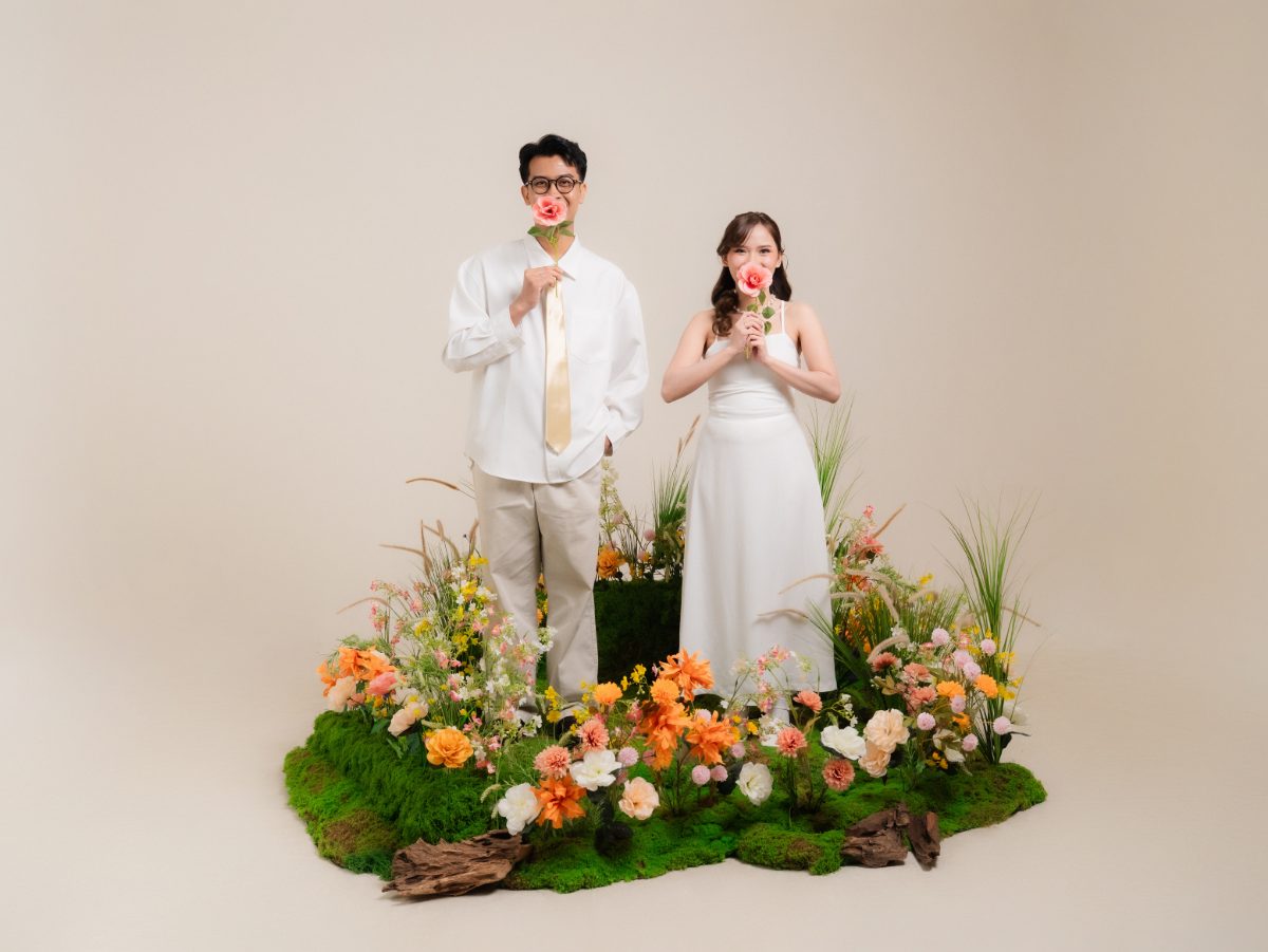 Foto prewedding di Surabaya bertema bunga bermekaran — konsep Spring Blossom Chapter 24 Studio, foto 13 dari 80