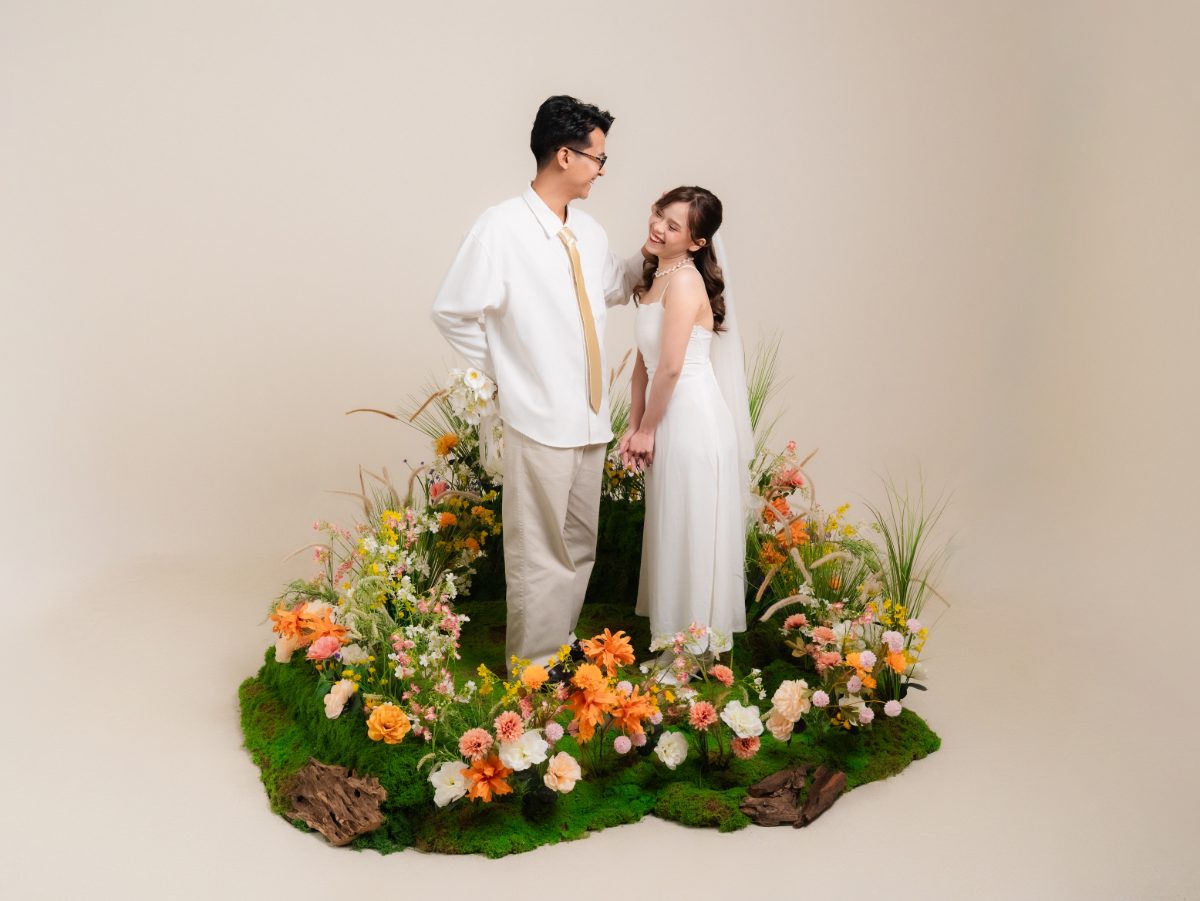 Galeri foto prewedding di Surabaya — Spring Blossom, set taman bunga Chapter 24 Studio, foto 24 dari 80