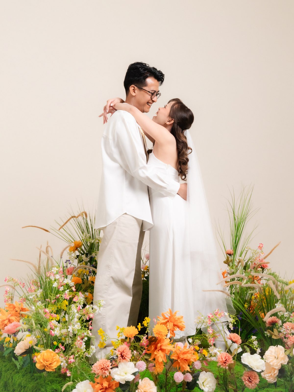 Foto prewedding di Surabaya — konsep Spring Blossom, pasangan di taman bunga dalam studio Chapter 24 (foto 9 dari 80)
