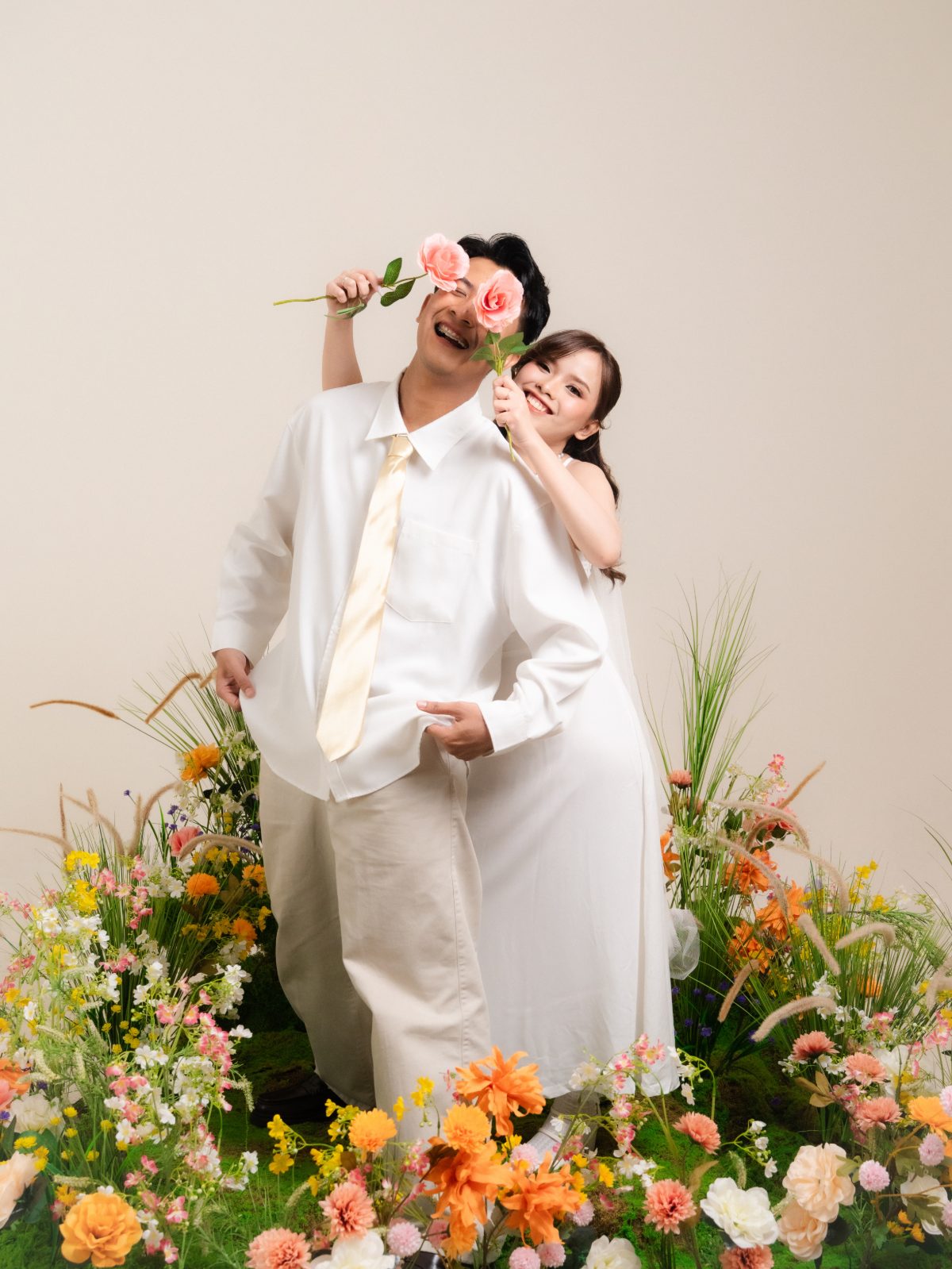 Referensi pose playful dengan bunga