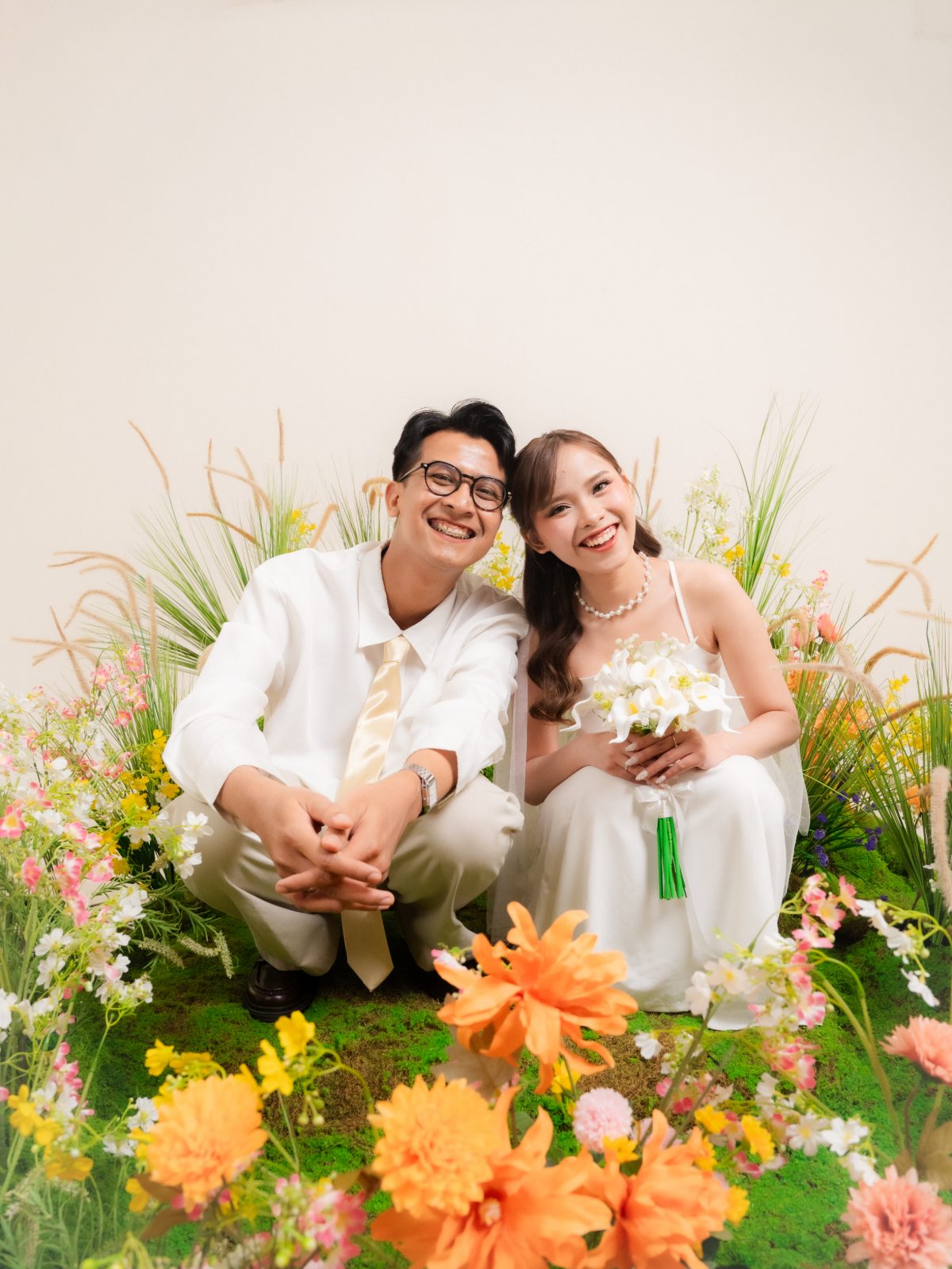 Foto prewedding di Surabaya bertema bunga bermekaran — konsep Spring Blossom Chapter 24 Studio, foto 77 dari 80