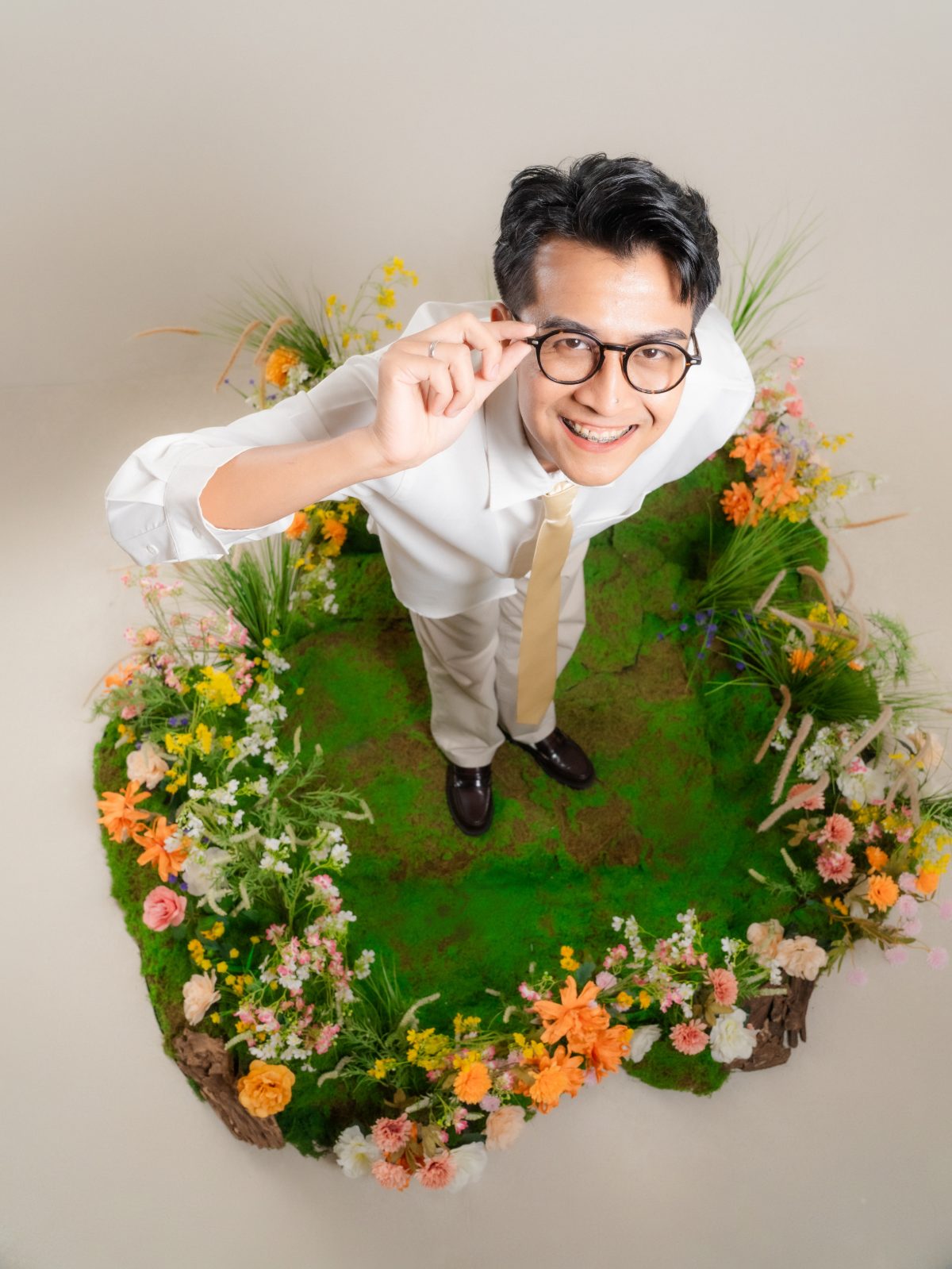 Sesi foto prewedding di Surabaya dengan konsep Spring Blossom — taman bunga musim semi di Chapter 24 Studio, foto 50 dari 80