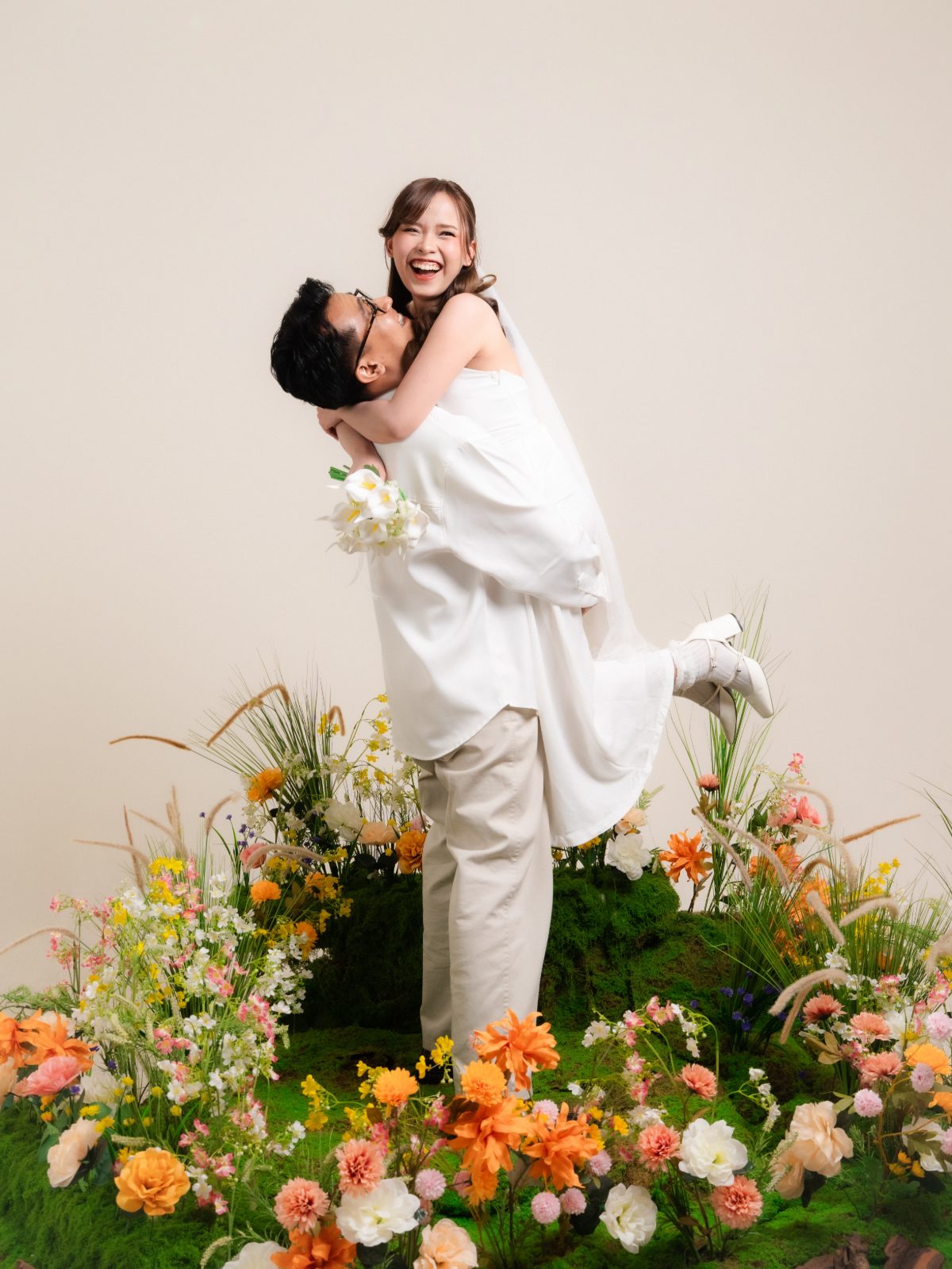 Momen prewedding di Surabaya — sesi Spring Blossom di taman bunga dalam studio Chapter 24, foto 38 dari 80