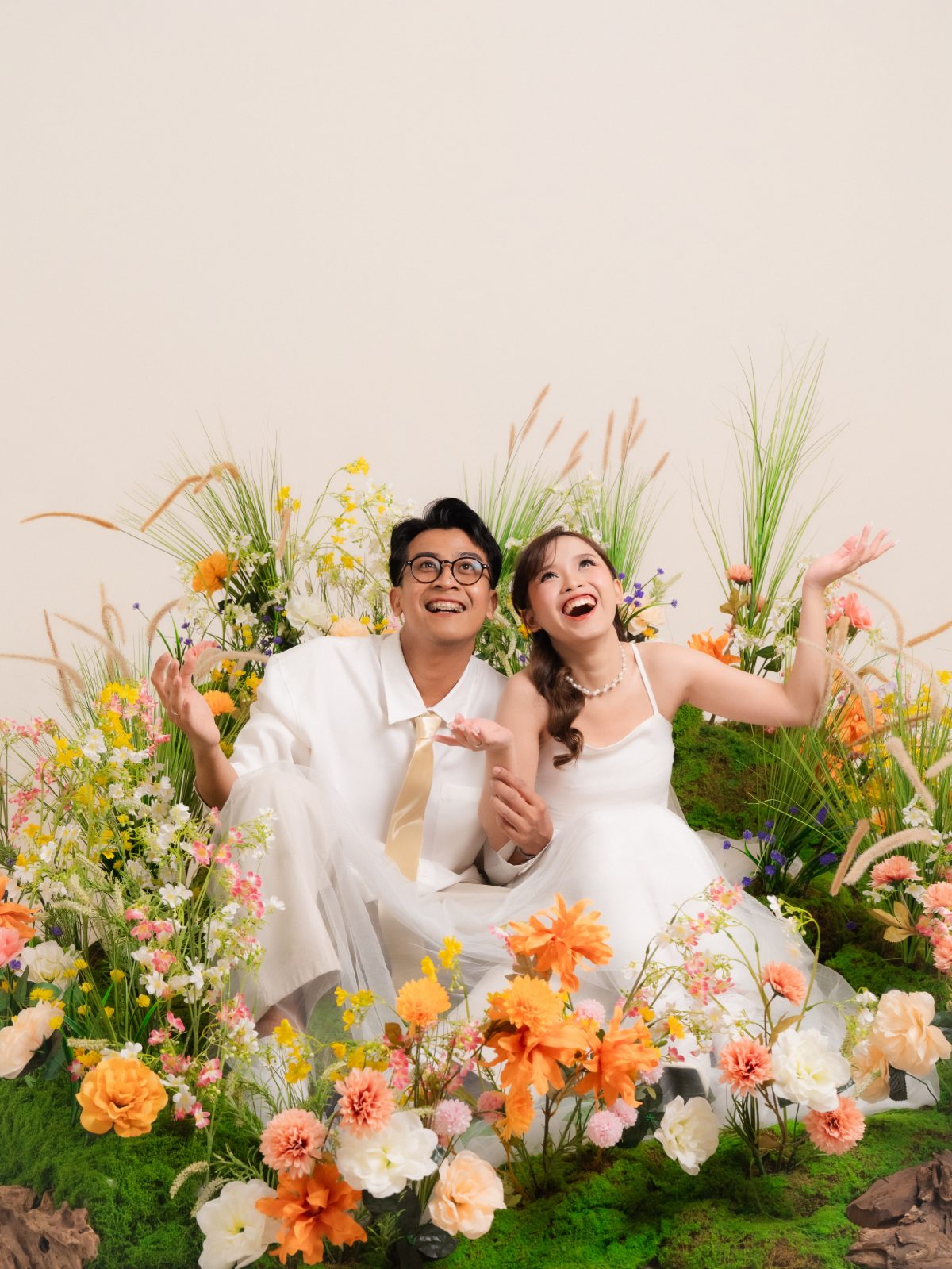 Momen prewedding di Surabaya — sesi Spring Blossom di taman bunga dalam studio Chapter 24, foto 54 dari 80